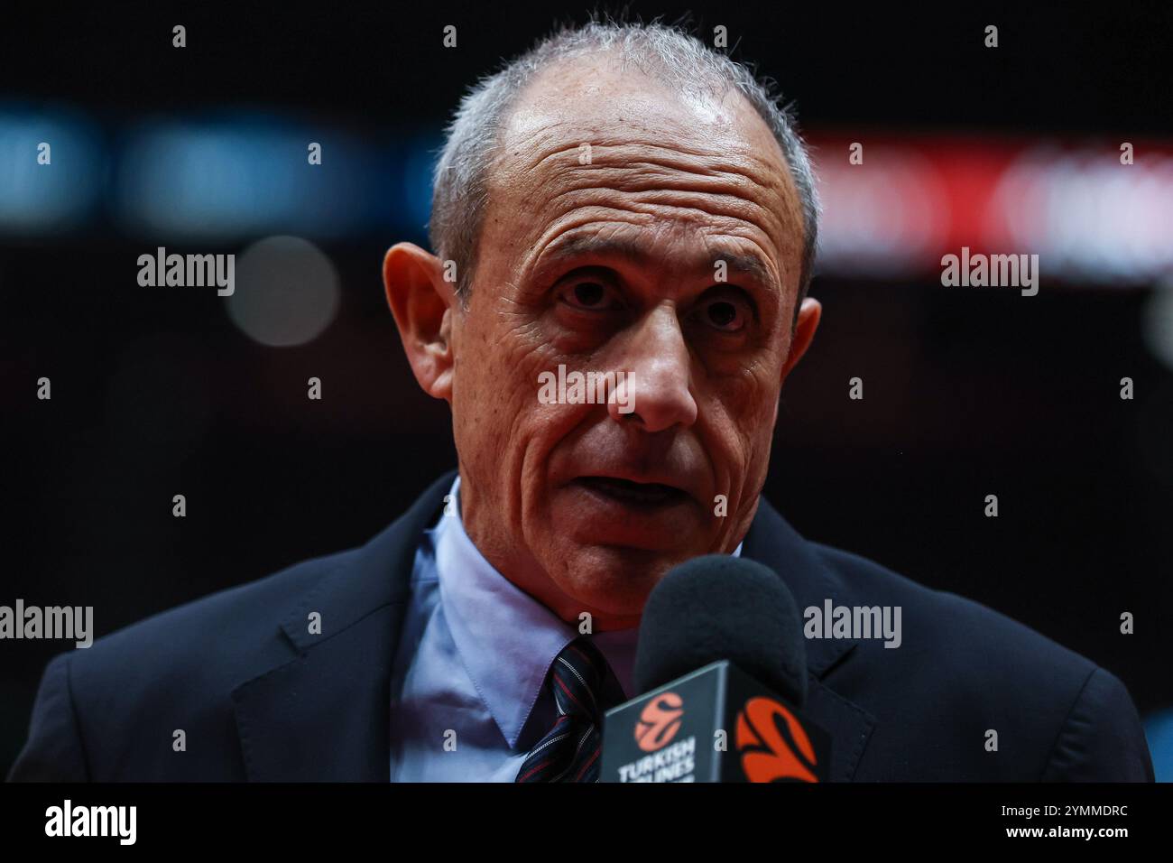 Mailand, Italien. November 2024. Ettore Messina Head Coach der EA7 Emporio Armani Milan interviewte während der EuroLeague 2024/25 reguläre Saison Runde 11 zwischen EA7 Emporio Armani Milan und Maccabi Playtika Tel Aviv auf dem Unipol Forum. Endergebnis EA7 Emporio Armani Mailand 98 | 86 Maccabi Playtika Tel Aviv Credit: SOPA Images Limited/Alamy Live News Stockfoto