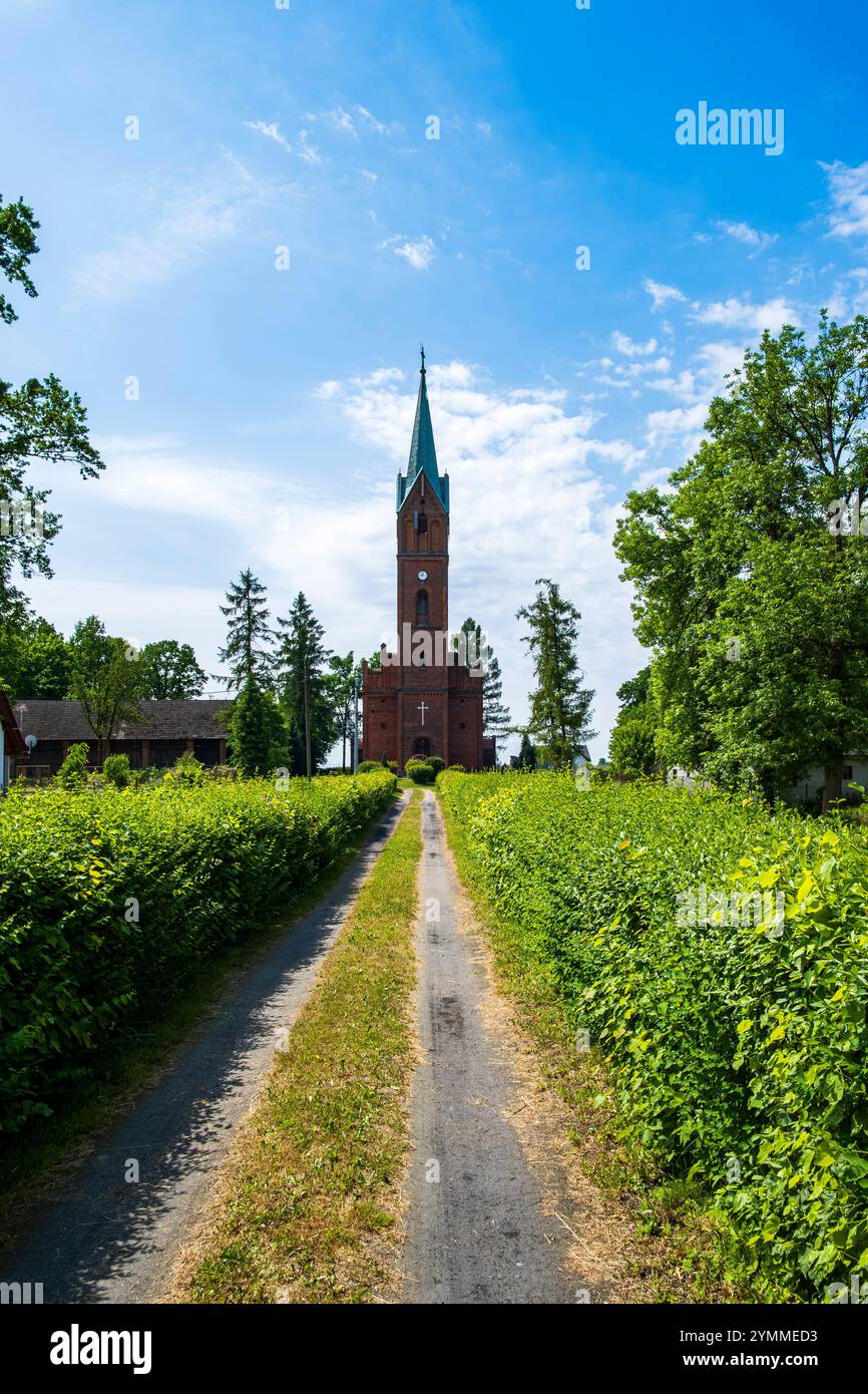 Evangelische Kirche Groß Lassowitz, Woiwodschaft Opole, Polen Evangelische Kirche St. Peter und Paul von 1866 in Groß Lassowitz, polnisch Lasowice Wielkie, Powiat Kluczborski, Woiwodschaft Opole, Polen. Stockfoto