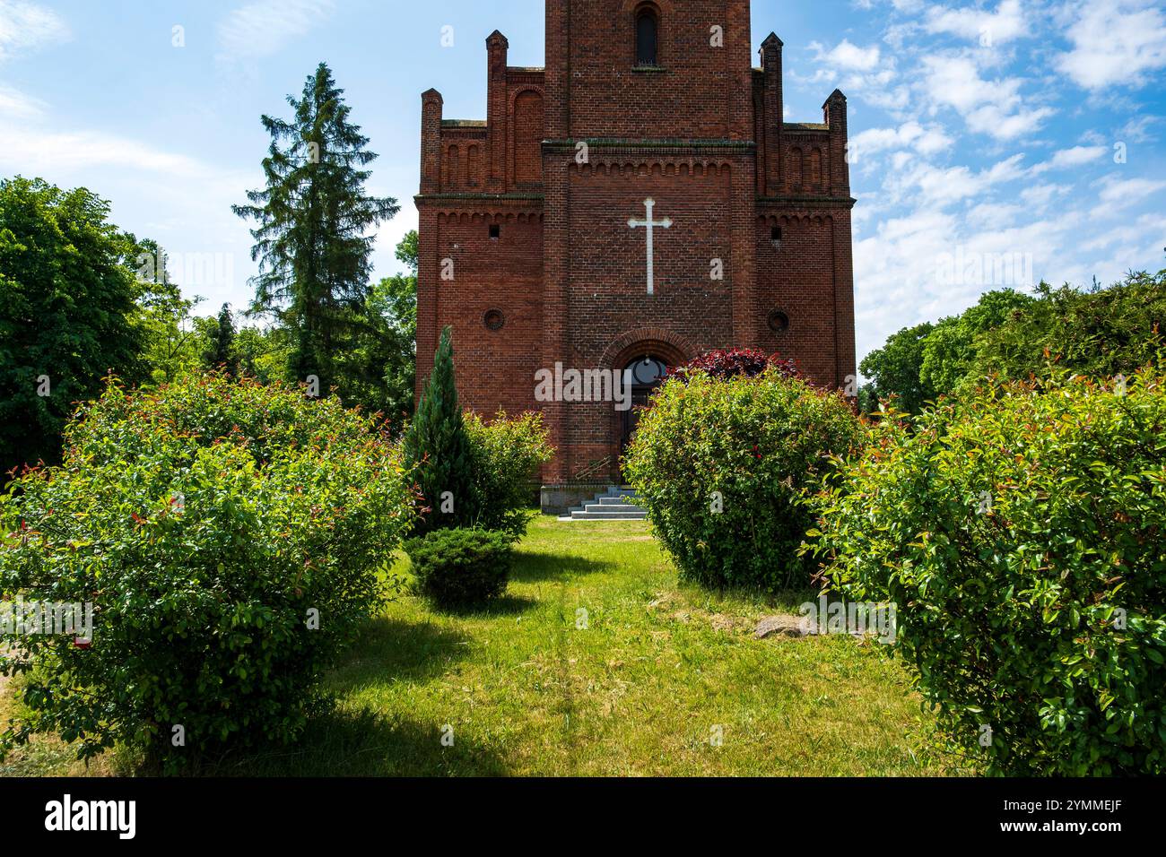 Evangelische Kirche Groß Lassowitz, Woiwodschaft Opole, Polen Evangelische Kirche St. Peter und Paul von 1866 in Groß Lassowitz, polnisch Lasowice Wielkie, Powiat Kluczborski, Woiwodschaft Opole, Polen. Stockfoto