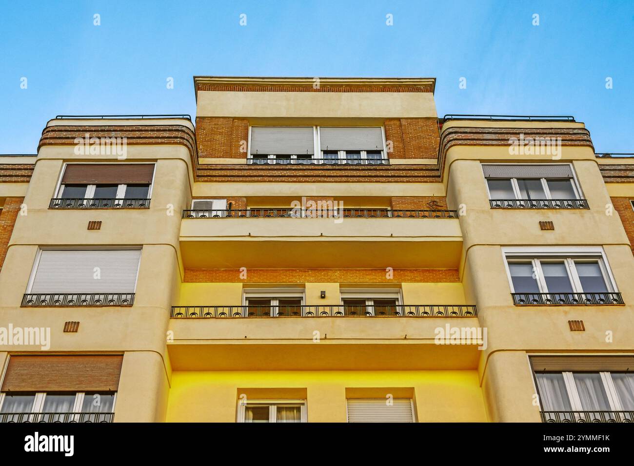 Charmantes Madrid: Die Eleganz seiner Architektur mit Balkonen Stockfoto