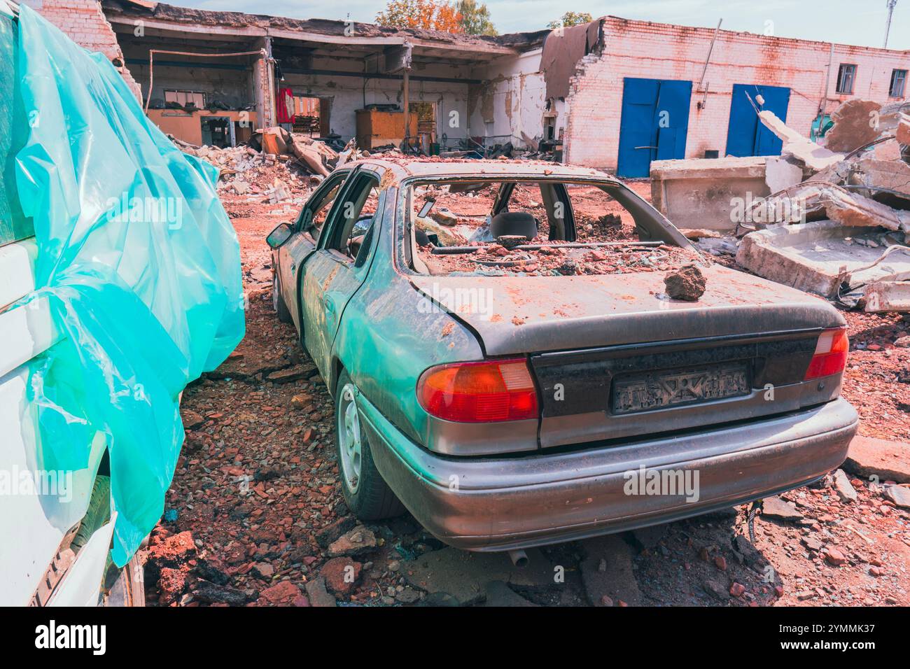 Beschädigtes ziviles Auto nach Raketenangriff. Krieg in der Ukraine. Russlands Invasion der Ukraine. Terror der Zivilisten. Kriegsverbrechen Stockfoto