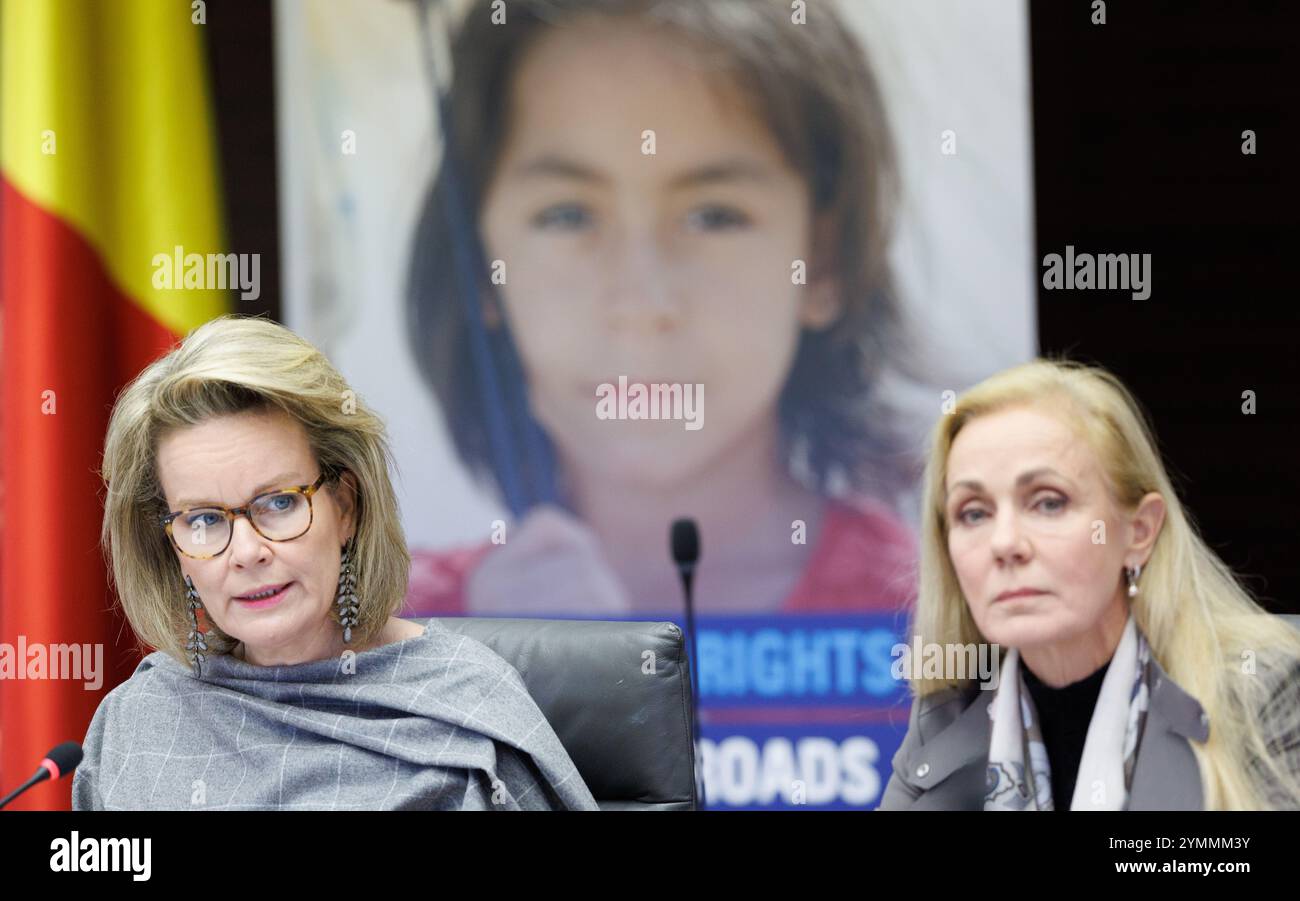 Königin Mathilde von Belgien hält eine Rede neben der stellvertretenden Exekutivdirektorin und Partnerschaften der UNICEF Kitty van der Heijden auf einer internationalen Konferenz "Kinderrechte an einem Kreuzungspunkt: Sich entwickelnde humanitäre Krisen" anlässlich des 35. Jahrestages der Internationalen Konvention über die Rechte des Kindes am Freitag, den 22. November 2024, in Brüssel. Die Konferenz wird von den FPS Auswärtige Angelegenheiten, Außenhandel und Entwicklungszusammenarbeit, UNICEF Belgien und Plan International Belgien organisiert. BELGA FOTO BENOIT DOPPAGNE Stockfoto
