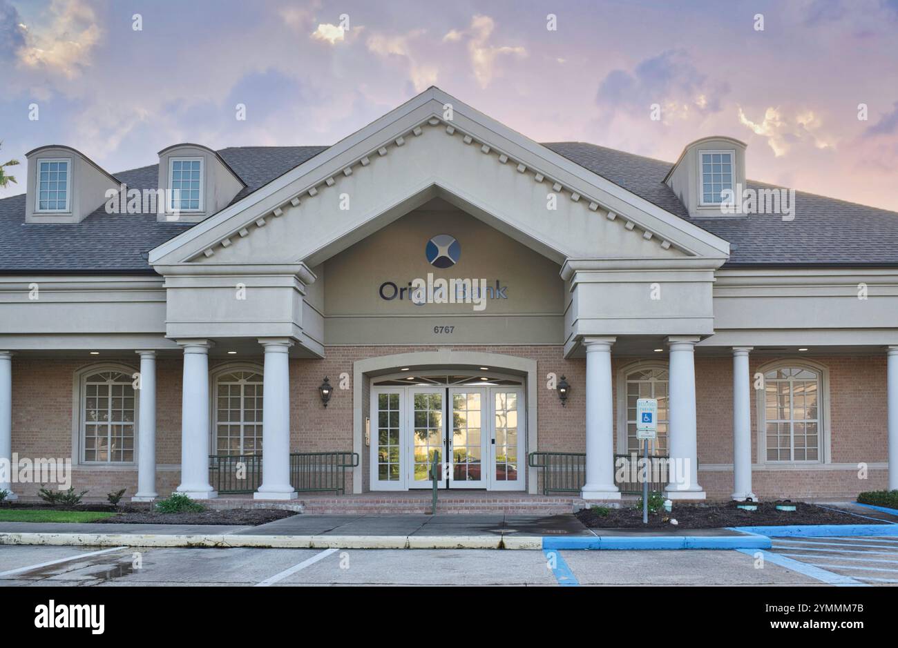 Houston, Texas USA 06-23-2024: Financial Building Business Exterieur der Ursprungsbank. Stockfoto