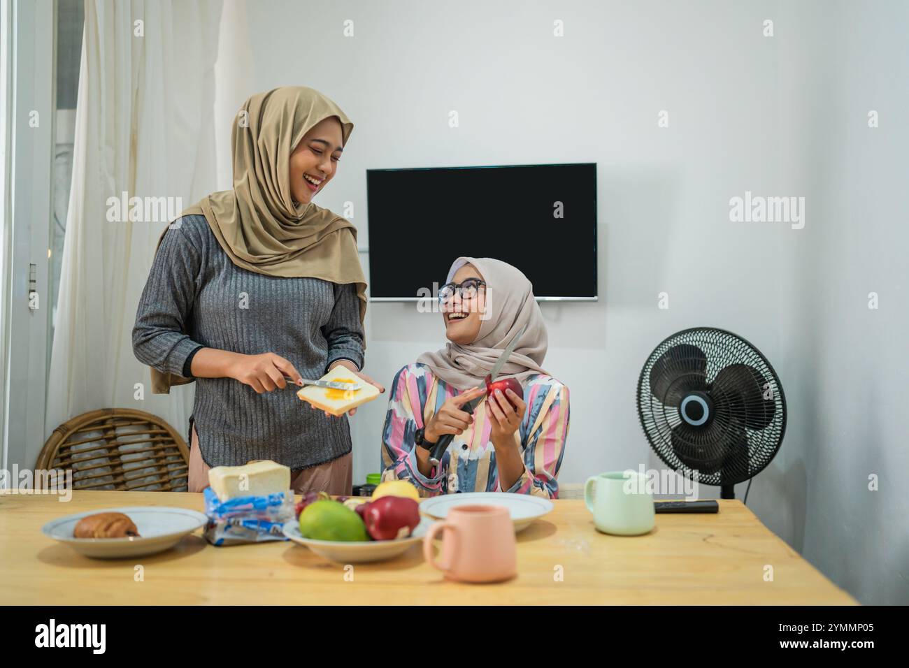 Ein fröhliches und einladendes Frühstück mit Familie und Freunden Stockfoto