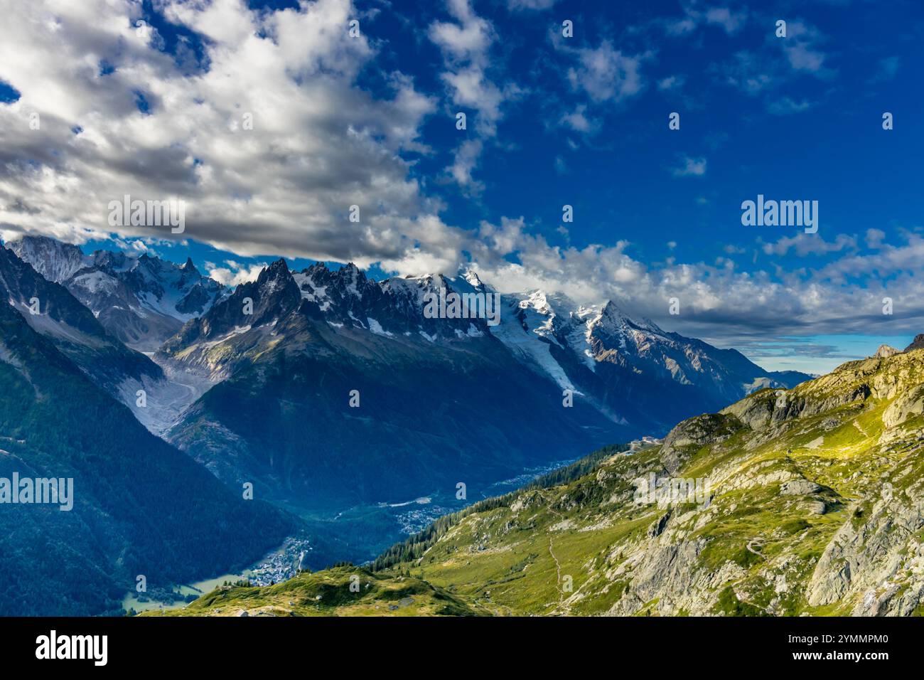 Tour du Mont Blanc wunderschöne Landschaften in den Alpen an einem sonnigen Sommertag. Grünes Gras auf der Almwiese umgeben von hohen Berggipfeln Stockfoto Tour du Mont Blanc wunderschöne Landschaften in den Alpen an einem sonnigen Sommertag. Grünes Gras auf der Almwiese umgeben von hohen Berggipfeln Stockfoto