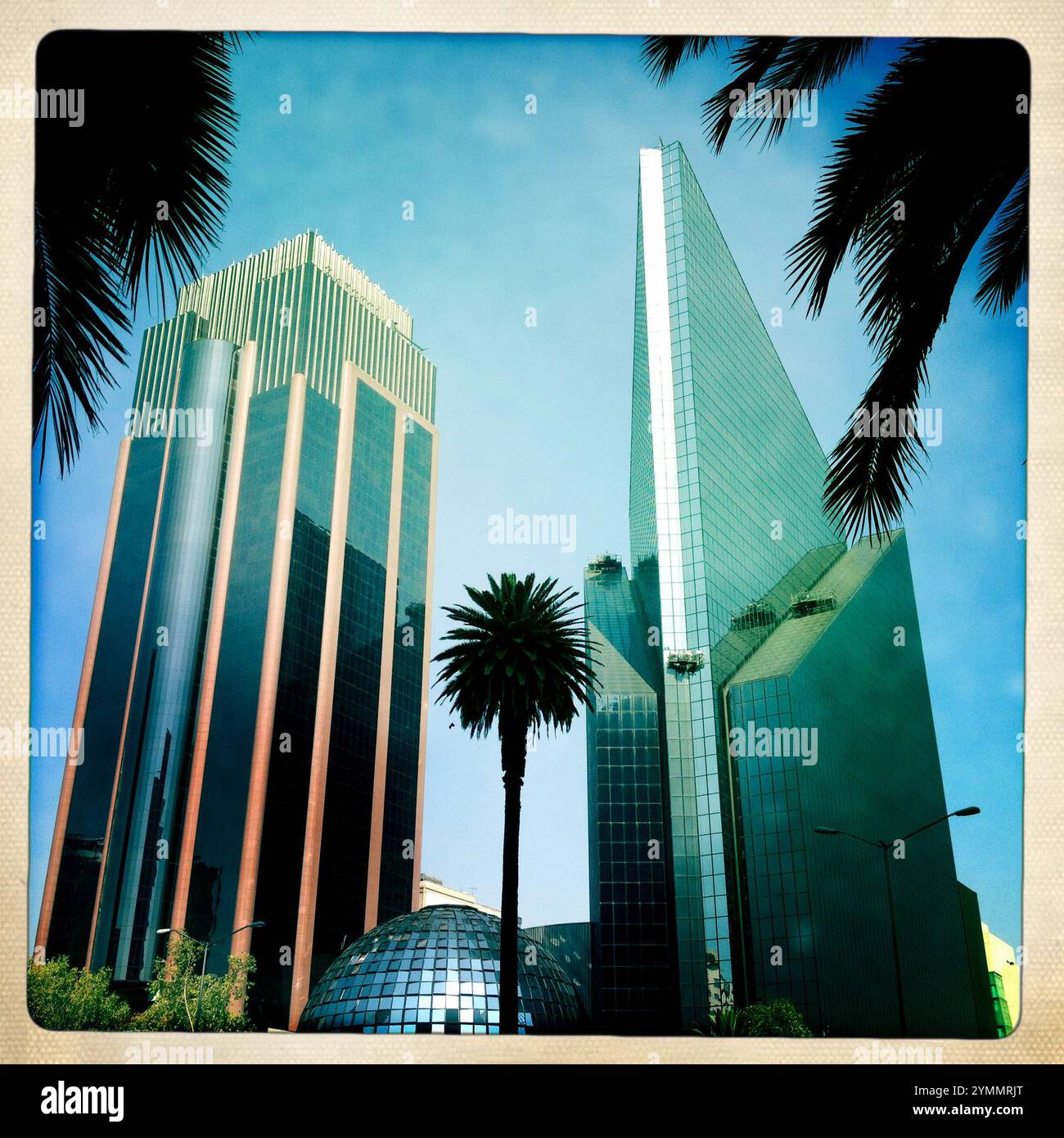 Der Wolkenkratzer der mexikanischen Börse, Bolsa de Valores, rechts, mit anderen Gebäuden in der Paseo de la Reforma Avenue in Mexico City, 17. März 2012. BITTE BEACHTEN SIE: Dieses Bild ist Stockfoto