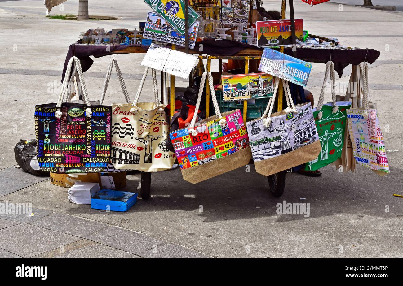 RIO DE JANEIRO, BRASILIEN - 17. November 2024: Taschen und andere Souvenirs vor dem Maracanã-Stadion Stockfoto