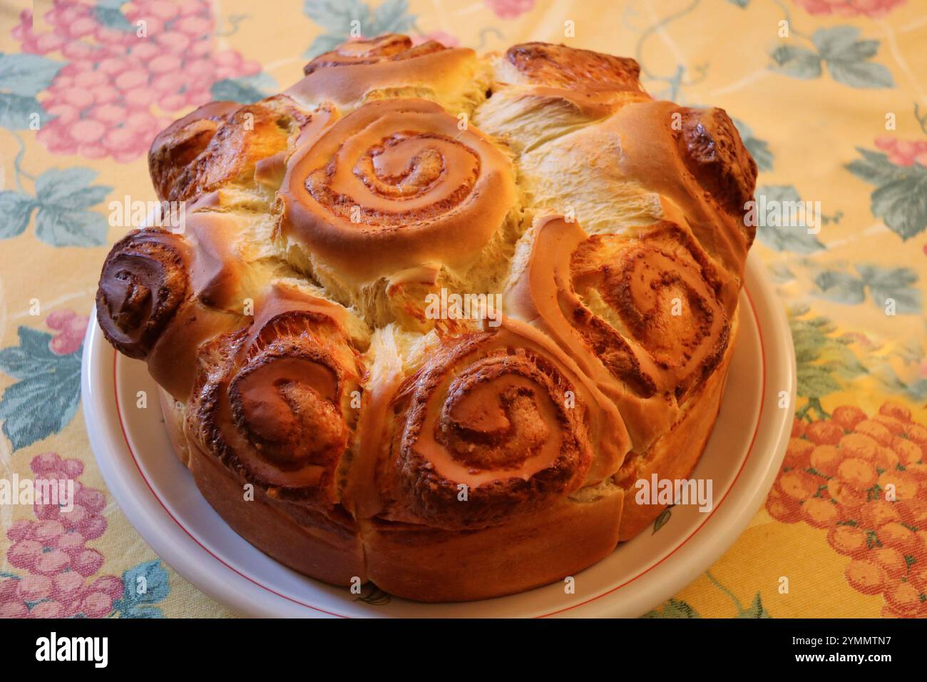 Nahaufnahme von italienischem Rosenkuchen auf farbigem Tischtuch Stockfoto