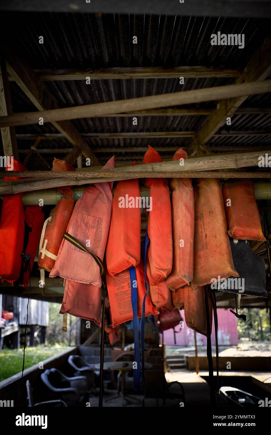 Schwimmwesten hängen in den Dachsparren Stockfoto