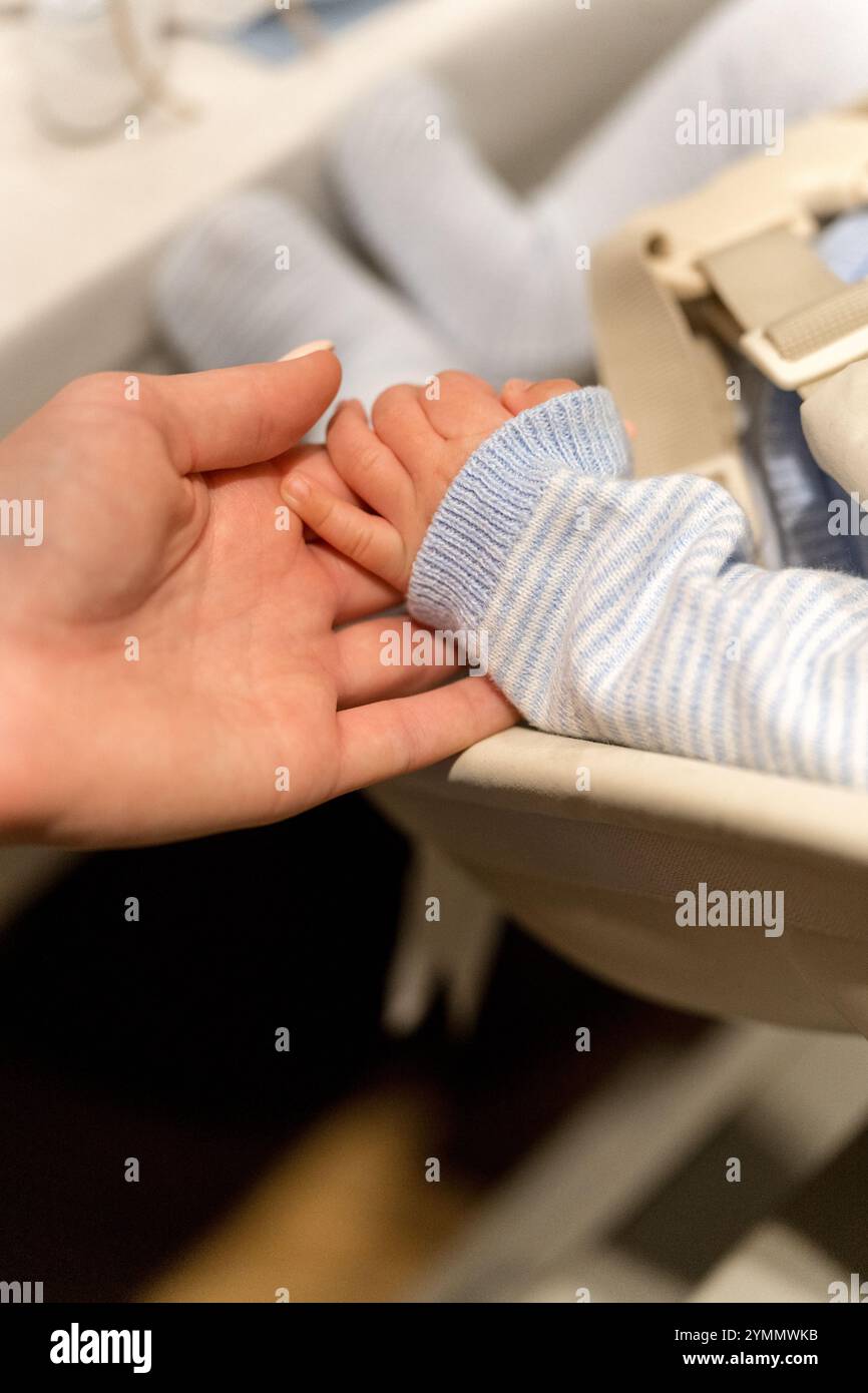 Mutter hält Newbornâ Hand mit Soft Touch Stockfoto