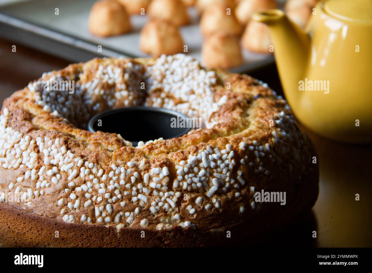Köstlicher gebackener Kuchen, der zum Frühstück auf einem Tisch mit anderen Süßigkeiten bereit ist Stockfoto