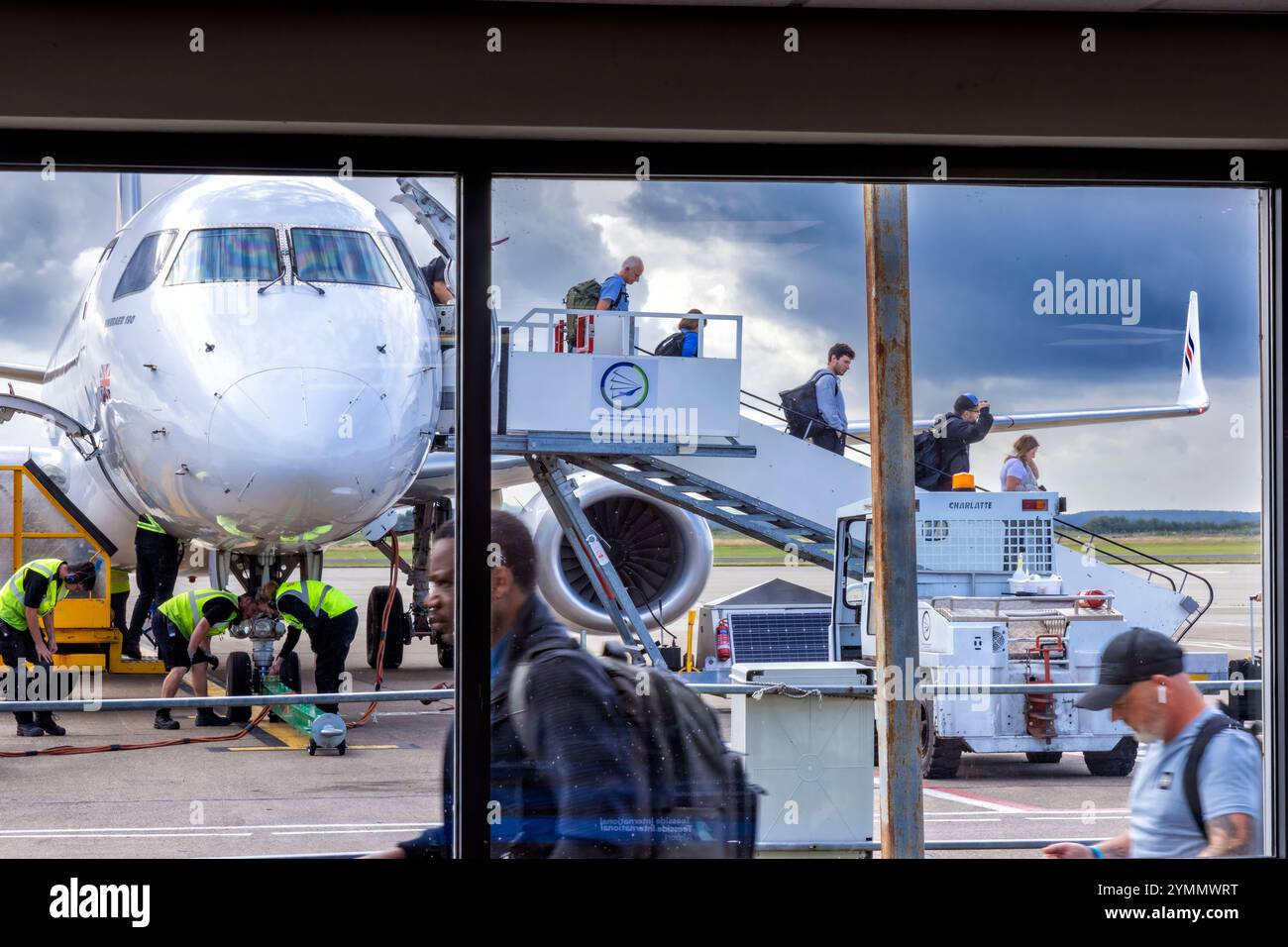 Blick auf ankommende Passagiere der KLM Eastern Airline durch das Fenster der Abflug-Lounge, Teesside International Airport, Darlington, County Durham, England Stockfoto