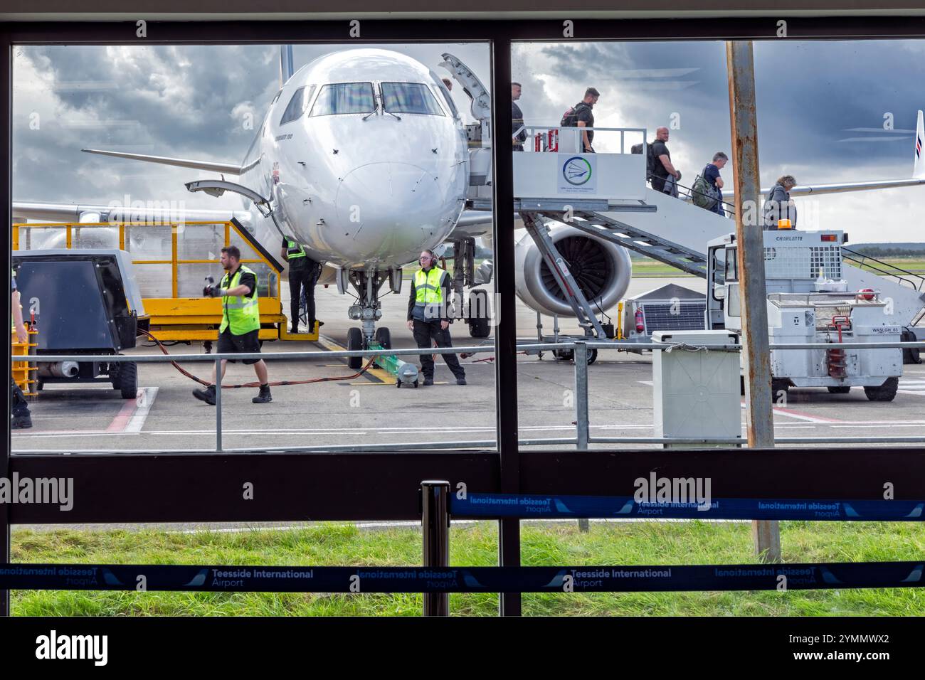 Blick auf ankommende Passagiere der KLM Eastern Airline durch das Fenster der Abflug-Lounge, Teesside International Airport, Darlington, County Durham, England Stockfoto