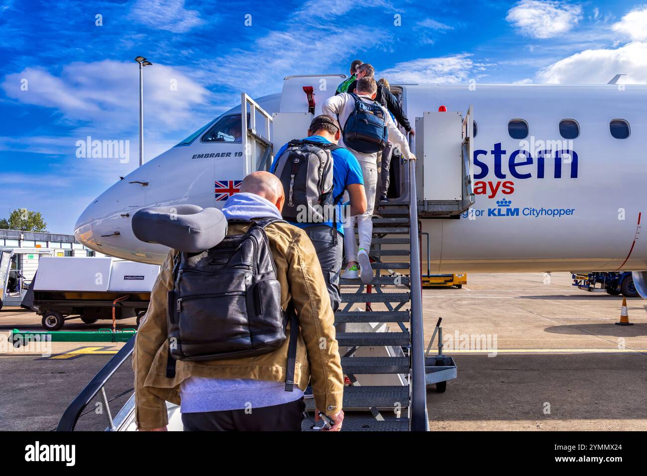 Passagiere mit Handgepäck, die vom internationalen Flughafen Teesside, Darlington, County Durham, England, Großbritannien auf dem KLM-Eastern-Flug anfliegen Stockfoto