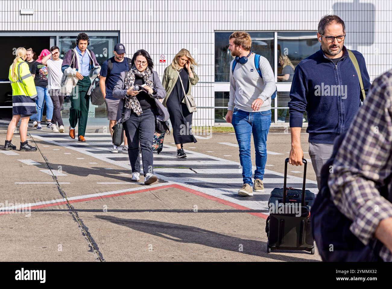 Passagiere auf der Landebahn, die vom internationalen Flughafen Teesside, Darlington, County Durham, England, Großbritannien auf den KLM-Eastern-Flug warten Stockfoto