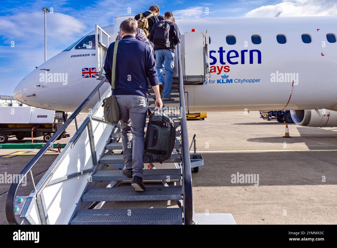 Passagiere mit Handgepäck, die vom internationalen Flughafen Teesside, Darlington, County Durham, England, Großbritannien auf dem KLM-Eastern-Flug anfliegen Stockfoto