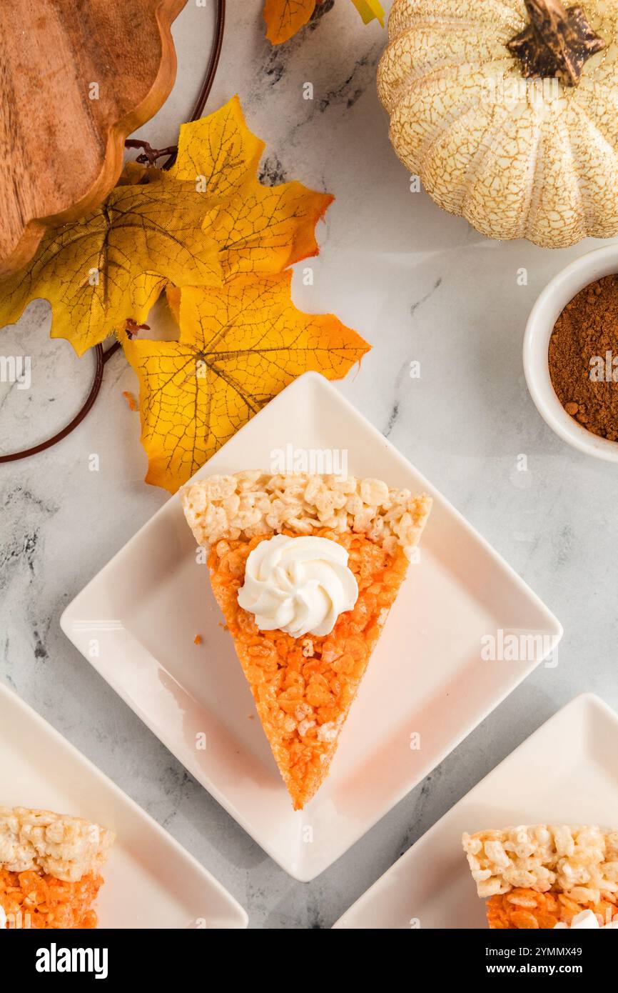 Festliche Kürbiskuchen-Reis-Krispie-Leckerli mit Schlagsahne Stockfoto