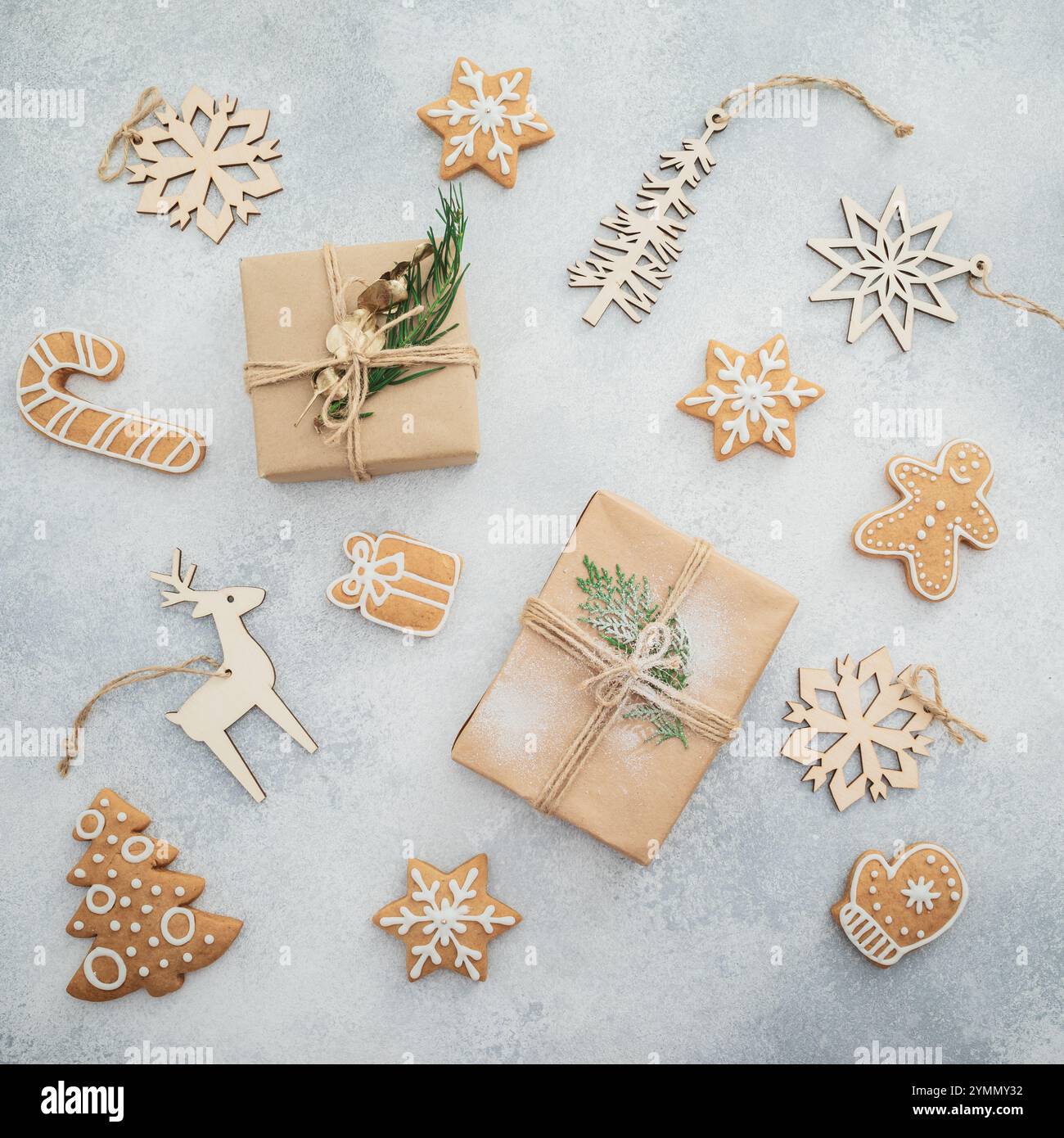 Weihnachtliche Holzdekoration mit Geschenken und hausgemachten Ingwerkeksen. Flache Lage, Draufsicht. Neujahr Stockfoto