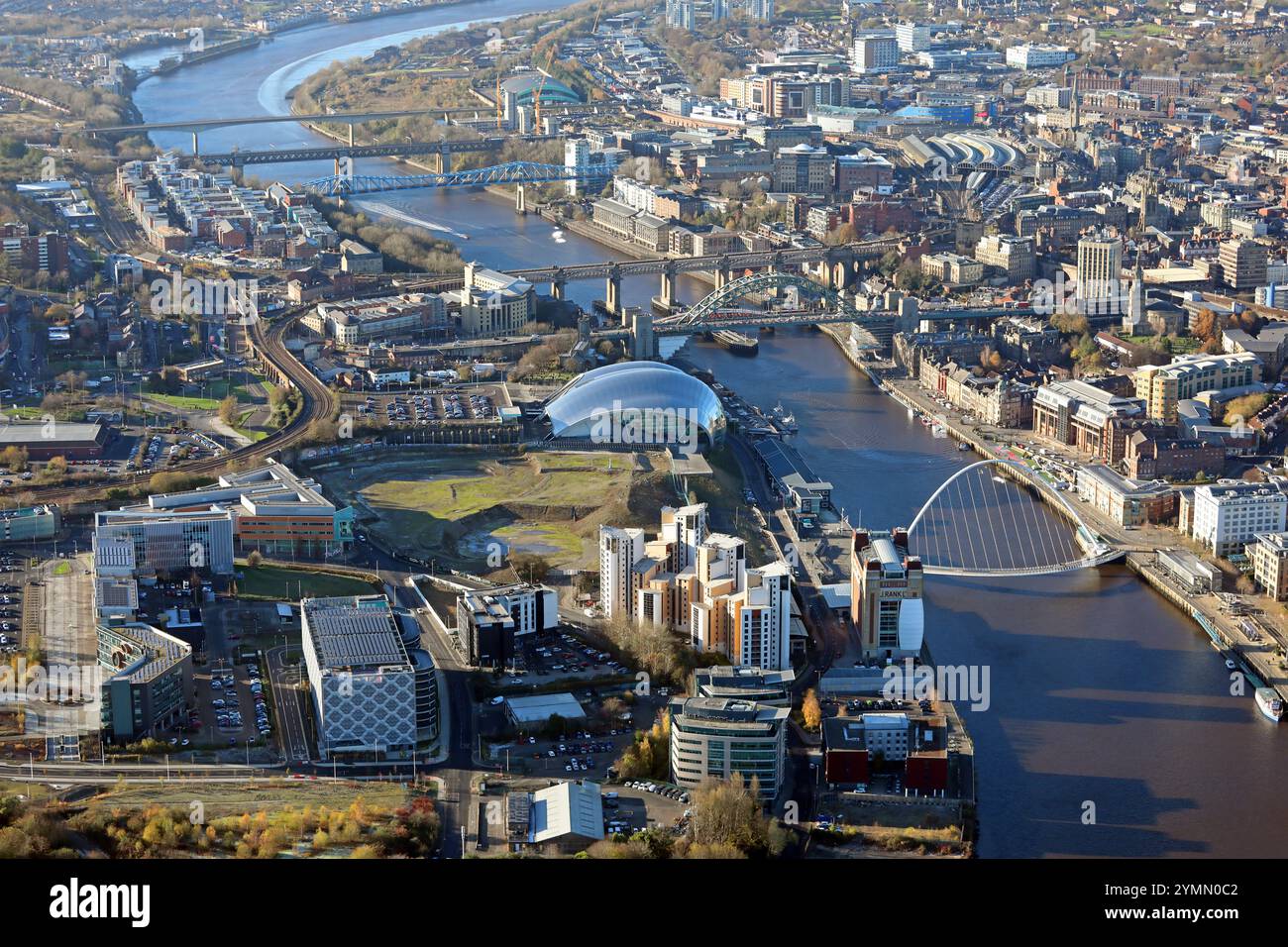 Aus der Vogelperspektive auf den Fluss Tyne und verschiedene Brücken (Tyne Bridge, Gateshead Millennium Bridge, Stockfoto