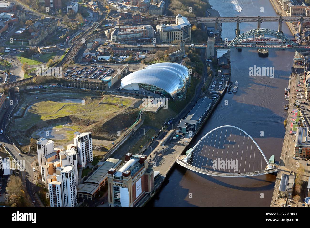 Aus der Vogelperspektive auf den Fluss Tyne und verschiedene Brücken (Tyne Bridge, Gateshead Millennium Bridge, Stockfoto