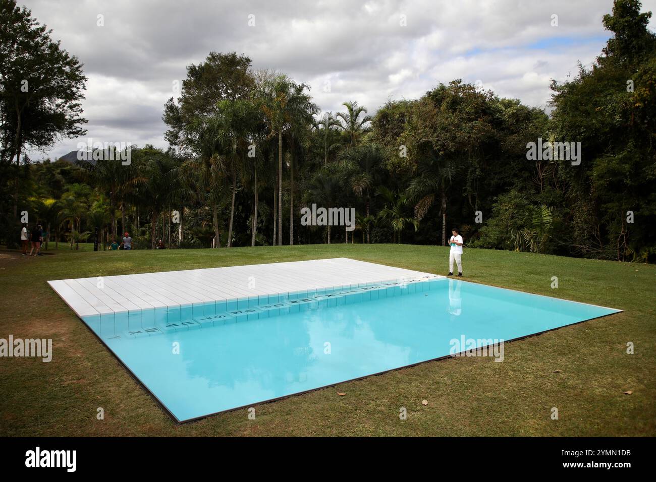 20. Juli 2023, Brumadinho, Minas Gerais, Brasilien: Das Kunstwerk „Piscina“ in englischer sprache „Swimming Pool“ (2009) des argentinischen bildenden Künstlers Jorge Macchi in Inhotim. Das Inhotim Institute ist eine private brasilianische Einrichtung, die 2004 von Bernardo Paz, einem im Bergbau tätigen Unternehmer, gegründet wurde. Das 1.000 Hektar große Gelände ist sowohl ein bedeutendes Museum für zeitgenössische Kunst als auch ein botanischer Garten. 23 Pavillons und Galerien sind für die Öffentlichkeit zugänglich und zeigen die Werke von etwa hundert zeitgenössischen Künstlern aus über dreißig Ländern. (Foto: © Apolline Guillerot-Malick/SOPA Images via ZUMA Press Wire) Stockfoto