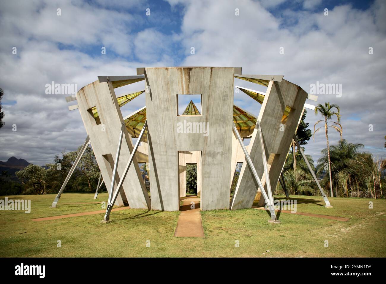 Brumadinho, Brasilien. Juli 2023. An Untitled Artwork (2019) des amerikanischen Installations-Künstlers Robert Irwin in Inhotim. Das Inhotim Institute ist eine private brasilianische Einrichtung, die 2004 von Bernardo Paz, einem im Bergbau tätigen Unternehmer, gegründet wurde. Das 1.000 Hektar große Gelände ist sowohl ein bedeutendes Museum für zeitgenössische Kunst als auch ein botanischer Garten. 23 Pavillons und Galerien sind für die Öffentlichkeit zugänglich und zeigen die Werke von etwa hundert zeitgenössischen Künstlern aus über dreißig Ländern. (Foto: Apolline Guillerot-Malick/SOPA Images/SIPA USA) Credit: SIPA USA/Alamy Live News Stockfoto