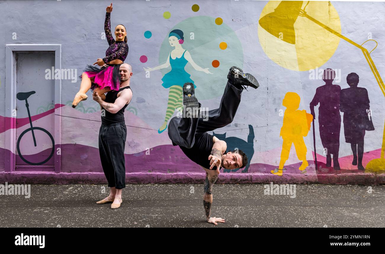 Balletttänzer Kealy Fouracre, Tyrone Anthony und Straßentänzer Riley Hinds of Beats on Pointe, Gifford Park Wandgemälde, Edinburgh Festival Fringe, Schottland Stockfoto