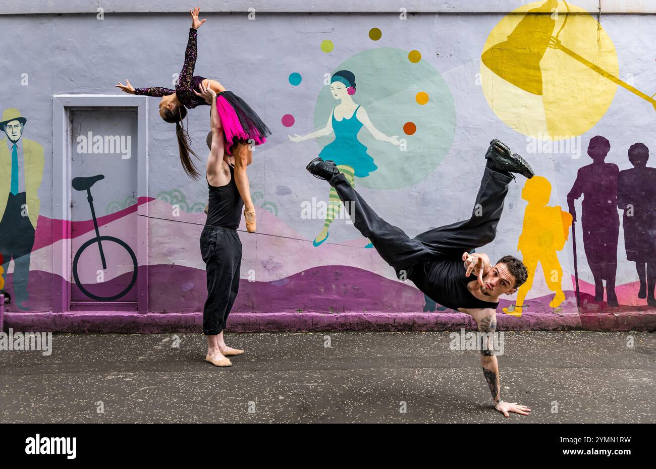 Balletttänzer Kealy Fouracre, Tyrone Anthony und Straßentänzer Riley Hinds of Beats on Pointe, Gifford Park Wandgemälde, Edinburgh Festival Fringe, Schottland Stockfoto