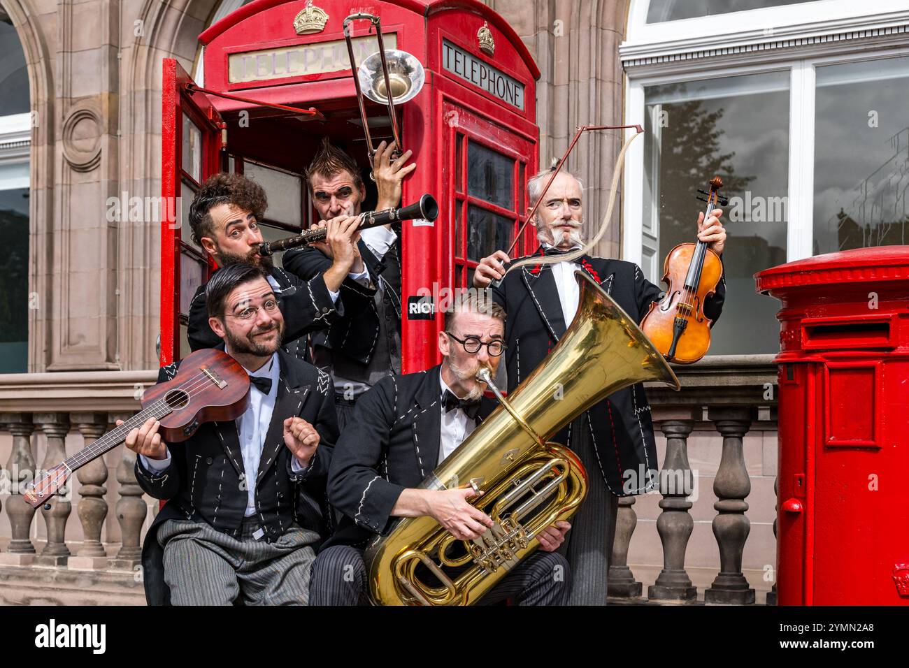 Schërzo Slapstick Musical Comedy-Künstler spielen ein improvisiertes Stück beim Edinburgh Festival Fringe with Brass Instruments, Schottland, Großbritannien Stockfoto