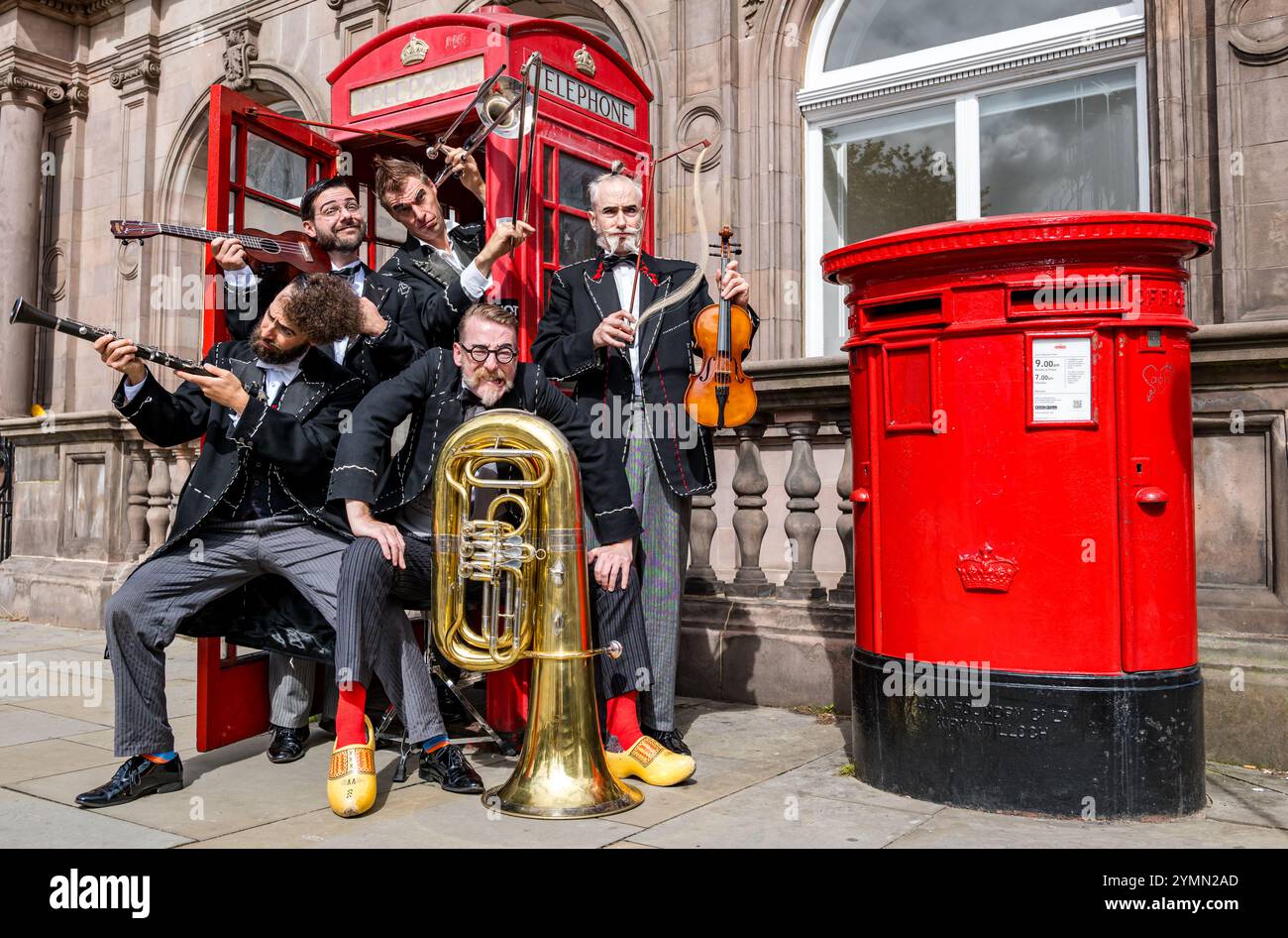 Schërzo Slapstick Musical Comedy-Künstler spielen ein improvisiertes Stück beim Edinburgh Festival Fringe with Brass Instruments, Schottland, Großbritannien Stockfoto