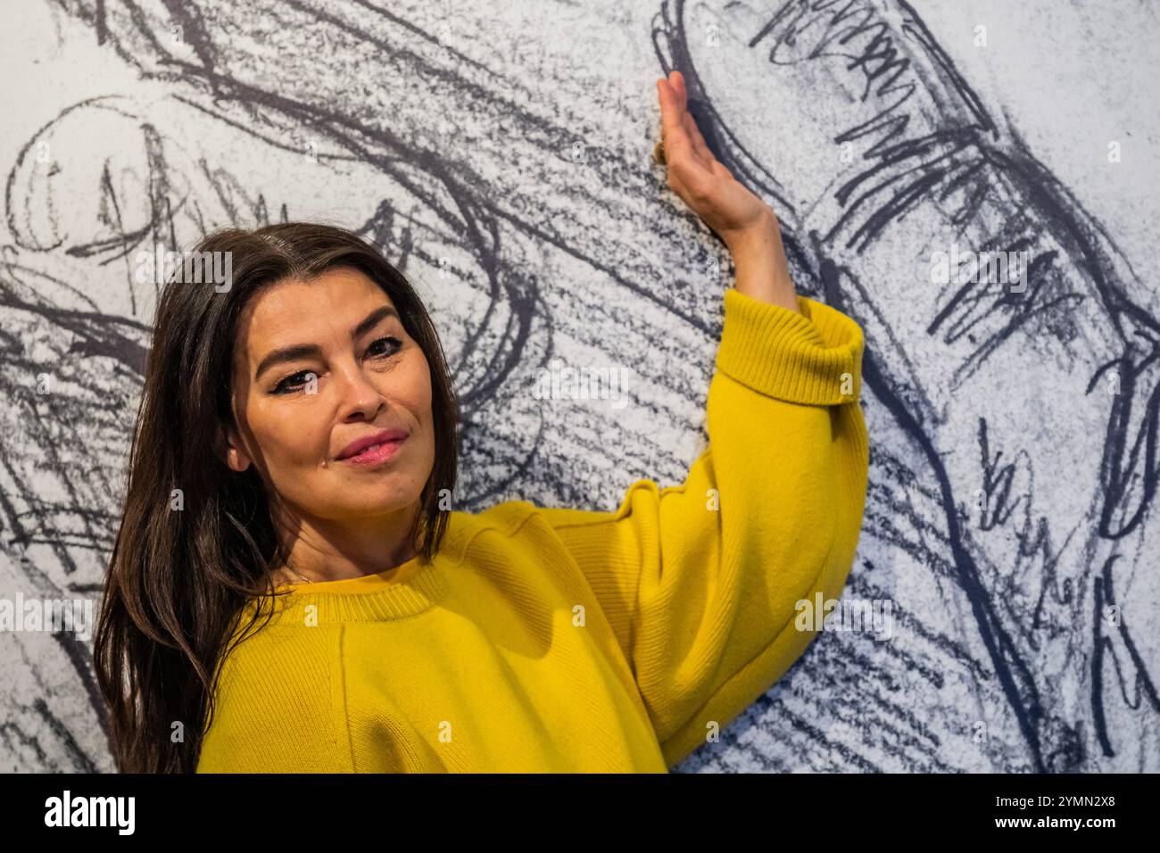 London, Großbritannien. November 2024. Der Künstler mit einem riesigen Wandbild - es Devlin: Face to Face: 50 Begegnungen mit Fremden im Somerset House. Die von Ekow Eshun kuratierte Ausstellung umfasst eine Neuauflage ihrer Installation CONGREGATION, eine Nachbildung des Ateliers der Künstlerin und zeigt eine Reihe neuer Arbeiten, darunter bemalte LED-Bildschirme und Porträts mit Projektionskarten. Die Ausstellung ist in Zusammenarbeit mit Großbritannien für UNHCR, Kings College London, Somerset House & The Courtauld. Sie verkehrt vom 23. November bis zum 15. Januar 25. Guy Bell/Alamy Live News Stockfoto