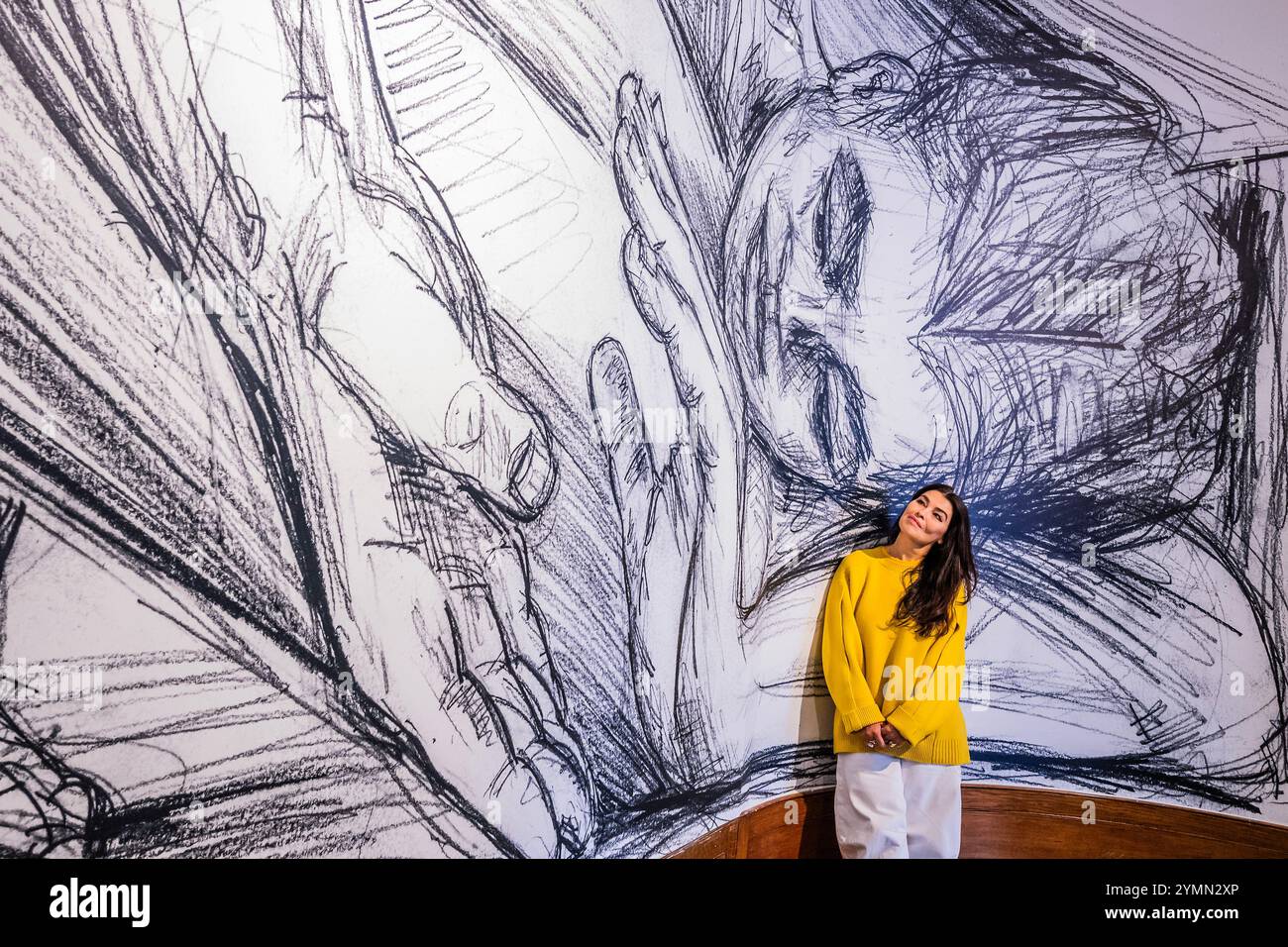 London, Großbritannien. November 2024. Der Künstler mit einem riesigen Wandbild - es Devlin: Face to Face: 50 Begegnungen mit Fremden im Somerset House. Die von Ekow Eshun kuratierte Ausstellung umfasst eine Neuauflage ihrer Installation CONGREGATION, eine Nachbildung des Ateliers der Künstlerin und zeigt eine Reihe neuer Arbeiten, darunter bemalte LED-Bildschirme und Porträts mit Projektionskarten. Die Ausstellung ist in Zusammenarbeit mit Großbritannien für UNHCR, Kings College London, Somerset House & The Courtauld. Sie verkehrt vom 23. November bis zum 15. Januar 25. Guy Bell/Alamy Live News Stockfoto