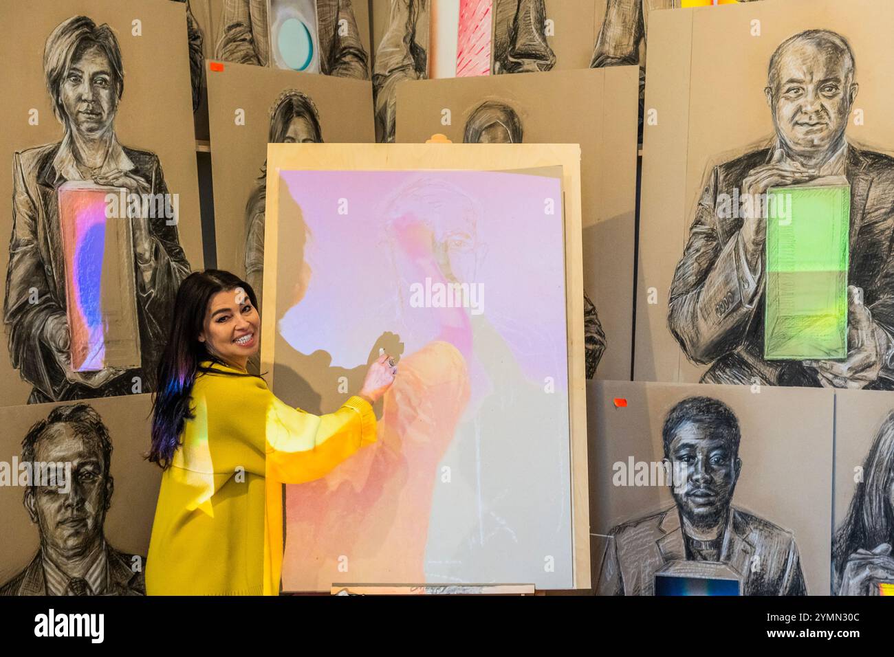 London, Großbritannien. November 2024. Die Künstlerin in der Nachbildung ihres Ateliers - es Devlin: Face to Face: 50 Begegnungen mit Fremden im Somerset House. Die von Ekow Eshun kuratierte Ausstellung umfasst eine Neuauflage ihrer Installation CONGREGATION, eine Nachbildung des Ateliers der Künstlerin und zeigt eine Reihe neuer Arbeiten, darunter bemalte LED-Bildschirme und Porträts mit Projektionskarten. Die Ausstellung ist in Zusammenarbeit mit Großbritannien für UNHCR, Kings College London, Somerset House & The Courtauld. Sie verkehrt vom 23. November bis zum 15. Januar 25. Guy Bell/Alamy Live News Stockfoto