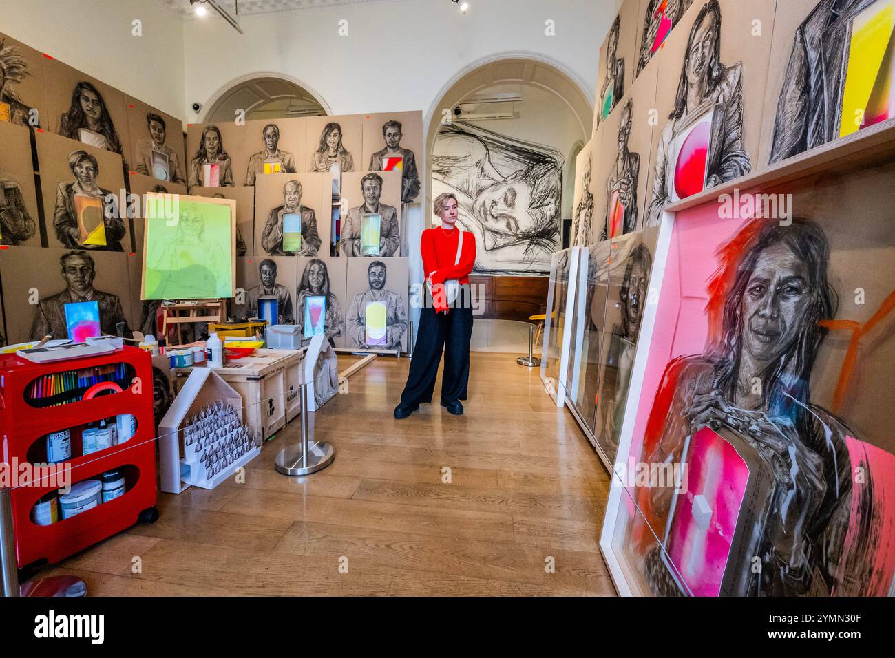 London, Großbritannien. November 2024. Eine Nachbildung des Künstlerstudios - es Devlin: Face to Face: 50 Begegnungen mit Fremden im Somerset House. Die von Ekow Eshun kuratierte Ausstellung umfasst eine Neuauflage ihrer Installation CONGREGATION, eine Nachbildung des Ateliers der Künstlerin und zeigt eine Reihe neuer Arbeiten, darunter bemalte LED-Bildschirme und Porträts mit Projektionskarten. Die Ausstellung ist in Zusammenarbeit mit Großbritannien für UNHCR, Kings College London, Somerset House & The Courtauld. Sie verkehrt vom 23. November bis zum 15. Januar 25. Guy Bell/Alamy Live News Stockfoto