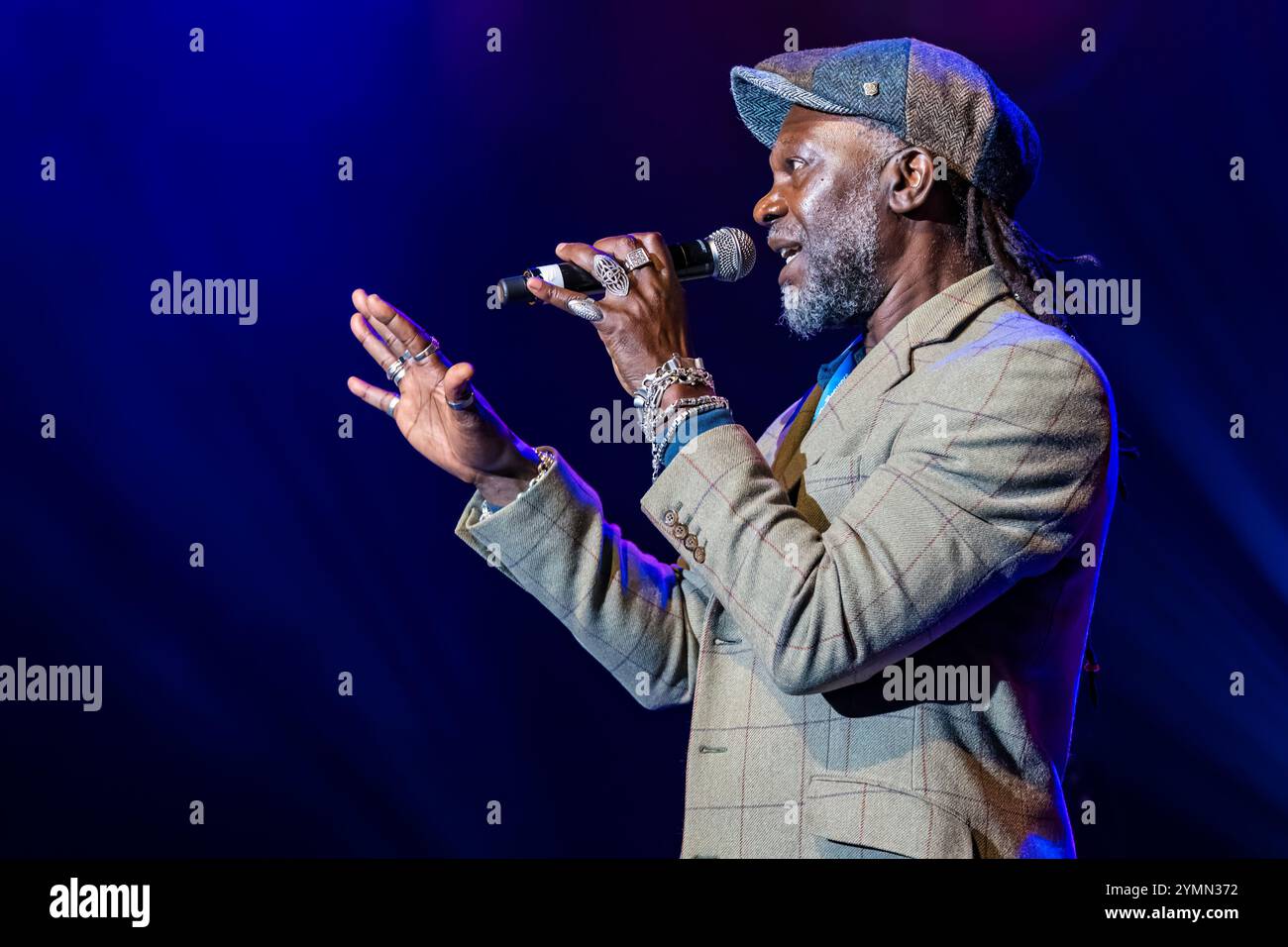 Levi Roots, Reggaesängerin in Sound Clash, tritt beim Pleasance-Launch auf dem Edinburgh Festival Fringe Scotland, UK auf Stockfoto