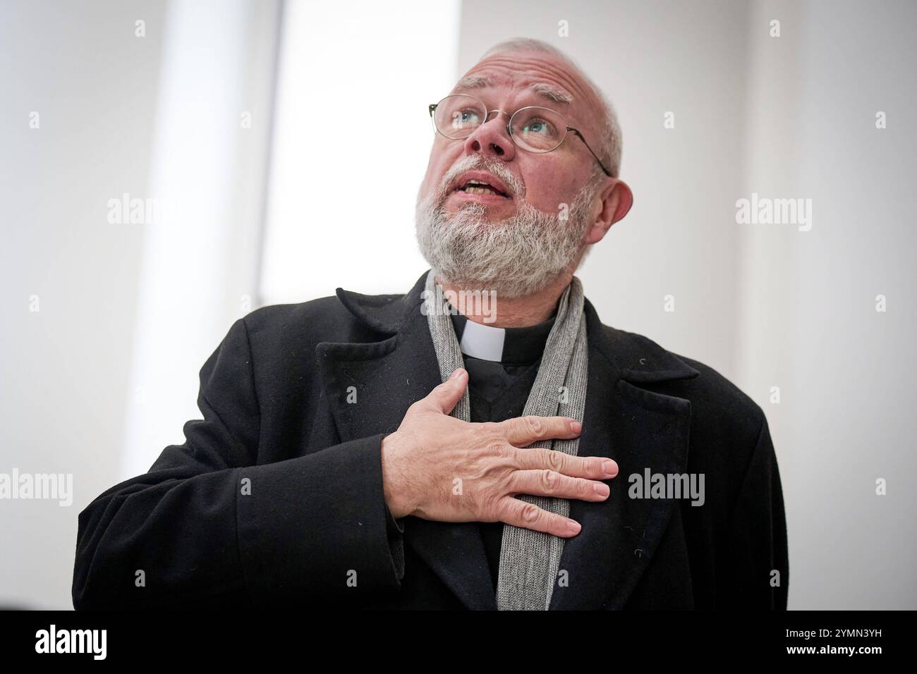 Die Berliner Sankt Hedwigs-Kathedrale soll am Sonntag nach rund sechsjaehriger Umbauzeit wiedereroeffnet werden. Foto vom 21.11.2024, Dompropst Tobias Przytarski. Bis Anfang Januar sind mehrere Gottesdienste, Fuehrungen und Konzerte geplant, teilte das Erzbistum Berlin mit. Der weitgehend abgeschlossene Umbau des markanten Kirchenbaus in Berlins historischem Zentrum soll am Ende rund 44,2 Millionen Euro Kosten und befinde sich damit im 2016 errechneten Kostenrahmen von 40 Millionen Euro. Siehe epd-Meldung vom 21.11.2024 *** Lokale Beschriftung *** 00515987 NUR REDAKTIONELLE VERWENDUNG *** Berlins St. Hedwigs Stockfoto