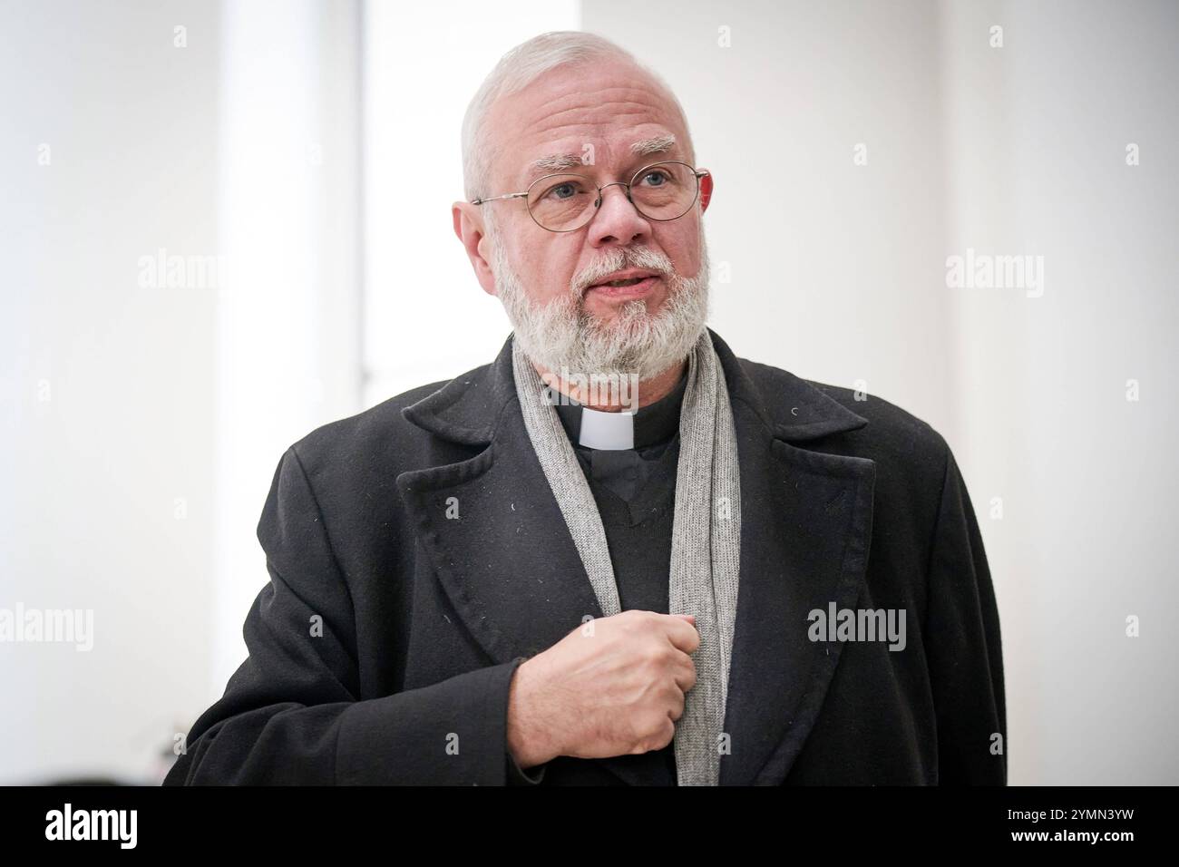 Die Berliner Sankt Hedwigs-Kathedrale soll am Sonntag nach rund sechsjaehriger Umbauzeit wiedereroeffnet werden. Foto vom 21.11.2024, Dompropst Tobias Przytarski. Bis Anfang Januar sind mehrere Gottesdienste, Fuehrungen und Konzerte geplant, teilte das Erzbistum Berlin mit. Der weitgehend abgeschlossene Umbau des markanten Kirchenbaus in Berlins historischem Zentrum soll am Ende rund 44,2 Millionen Euro Kosten und befinde sich damit im 2016 errechneten Kostenrahmen von 40 Millionen Euro. Siehe epd-Meldung vom 21.11.2024 *** Lokale Beschriftung *** 00515987 NUR REDAKTIONELLE VERWENDUNG *** Berlins St. Hedwigs Stockfoto