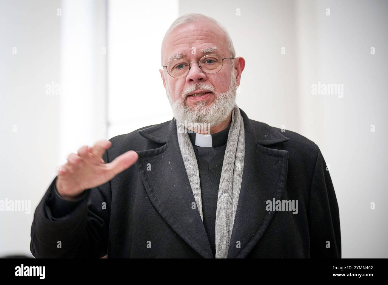 Die Berliner Sankt Hedwigs-Kathedrale soll am Sonntag nach rund sechsjaehriger Umbauzeit wiedereroeffnet werden. Foto vom 21.11.2024, Dompropst Tobias Przytarski. Bis Anfang Januar sind mehrere Gottesdienste, Fuehrungen und Konzerte geplant, teilte das Erzbistum Berlin mit. Der weitgehend abgeschlossene Umbau des markanten Kirchenbaus in Berlins historischem Zentrum soll am Ende rund 44,2 Millionen Euro Kosten und befinde sich damit im 2016 errechneten Kostenrahmen von 40 Millionen Euro. Siehe epd-Meldung vom 21.11.2024 *** Lokale Beschriftung *** 00515987 NUR REDAKTIONELLE VERWENDUNG *** Berlins St. Hedwigs Stockfoto