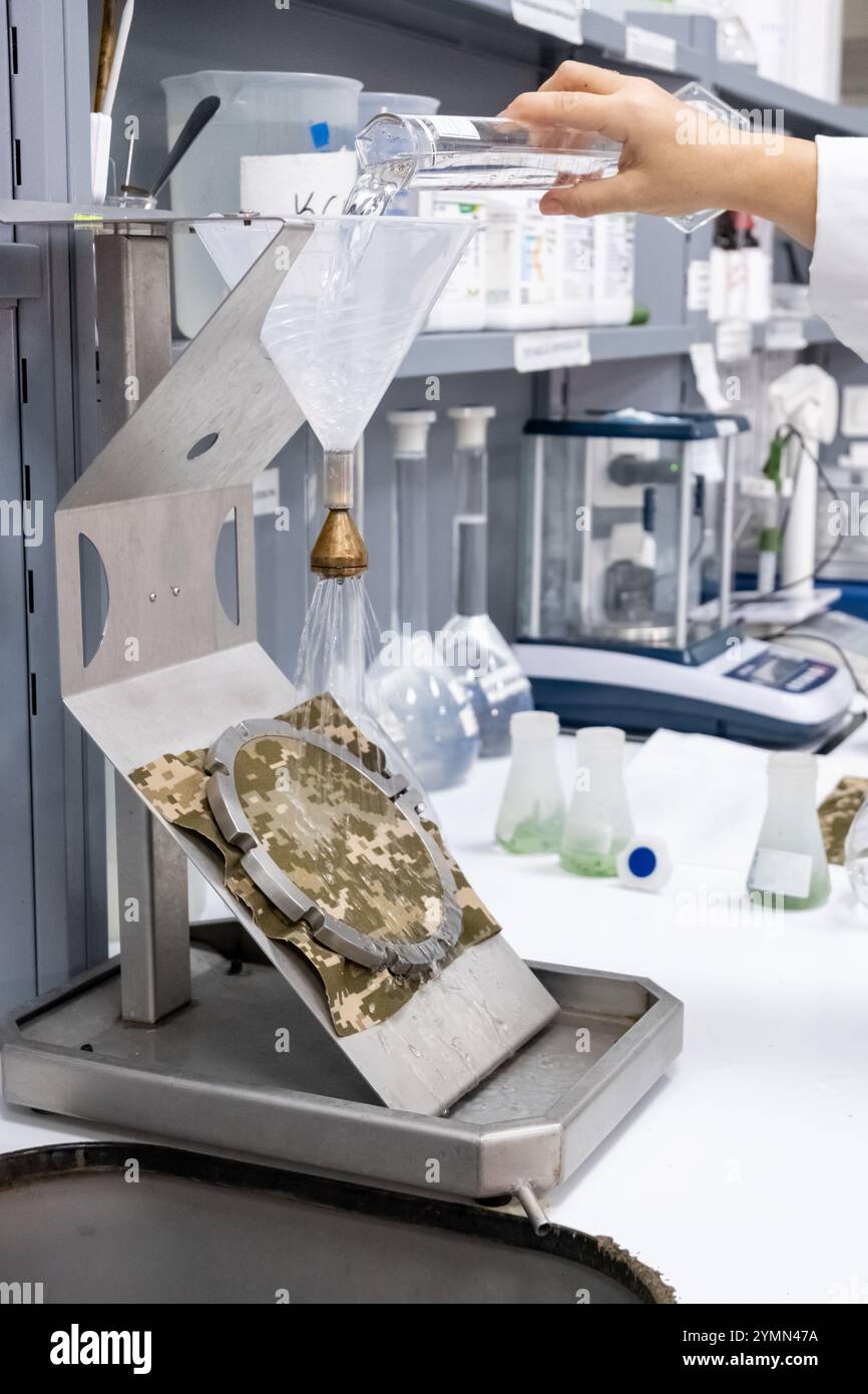 Wasserdichte Prüfung eines Gewebes in einer Textilfabrik oder einem Forschungs- und Entwicklungslabor aus der Nähe. Stockfoto