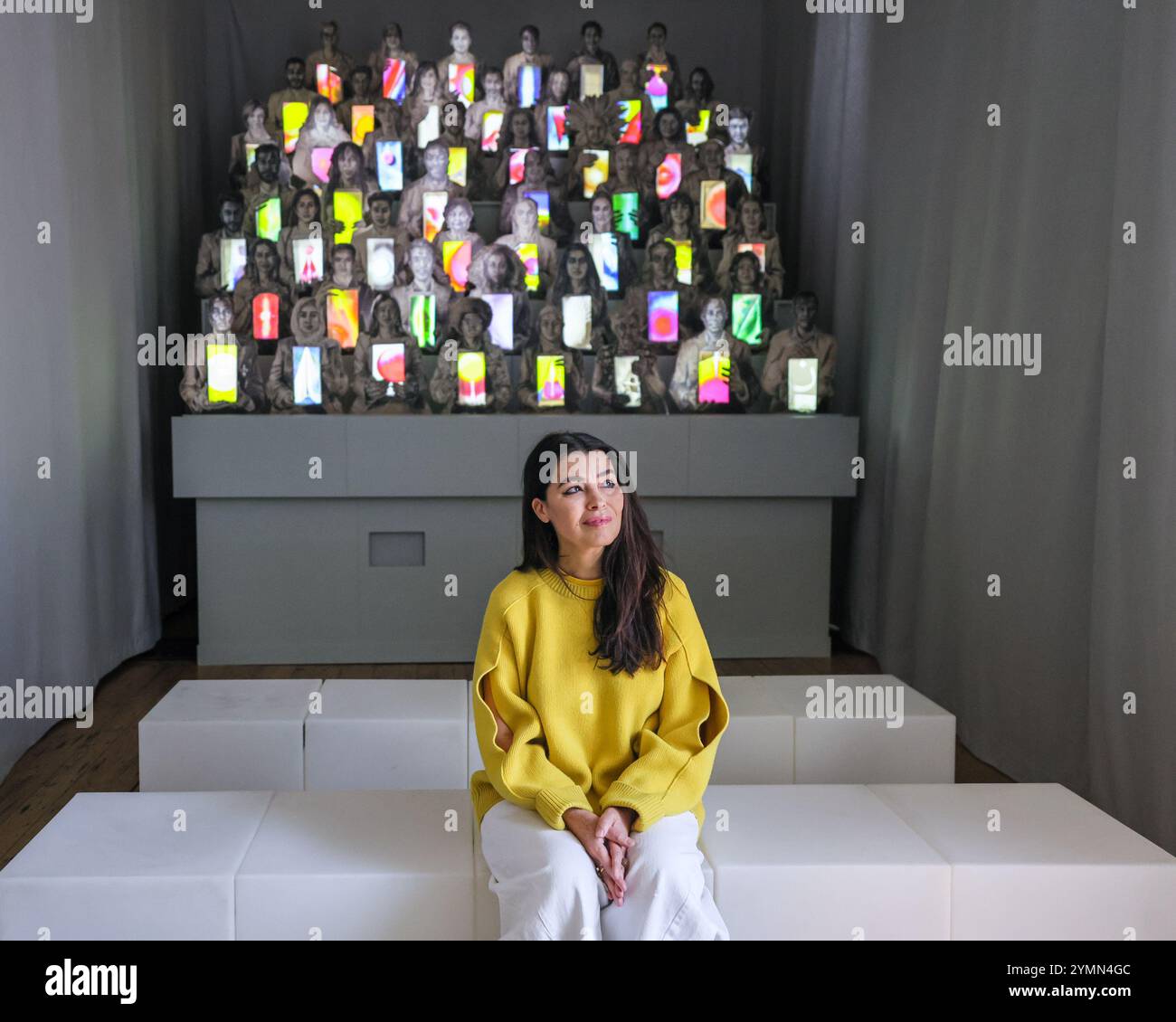 London, Großbritannien. November 2024. Der Künstler mit der Kongregation. Es Devlin: Face to Face: 50 Begegnungen mit Fremden im Somerset House ist eine neue Ausstellung des Künstlers und Bühnenbildners es Devlin. Die Show entfaltet sich auf drei Räume: Zunächst eine Nachbildung des Studios es Devlin im Süden Londons. Der zweite Raum enthält eine Neuauflage ihrer projektionsgemappten Congregation-Installation. Der dritte Raum enthält eine Reihe neuer Arbeiten, darunter projektionskartierte Glasporträts. Auf dem Display vom 23. November 2024 bis 12. Januar 2025. Quelle: Imageplotter/Alamy Live News Stockfoto