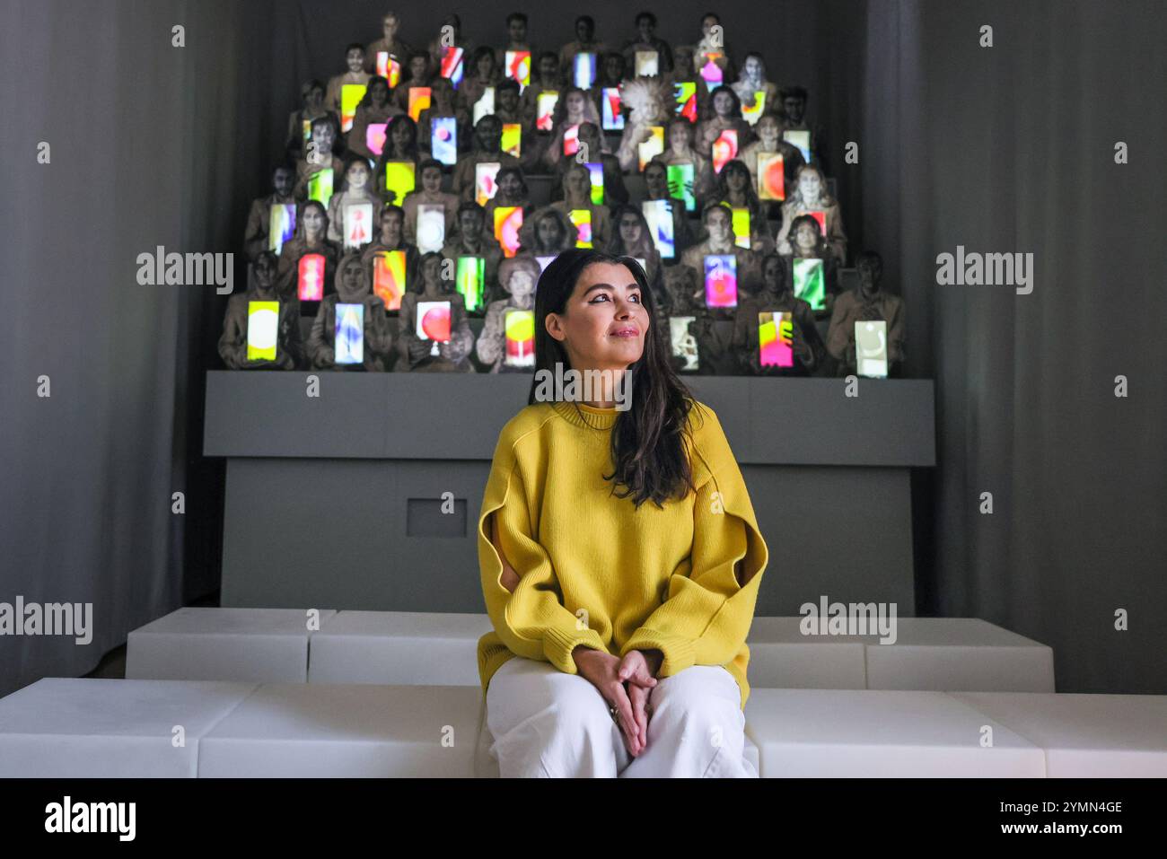 London, Großbritannien. November 2024. Der Künstler mit der Kongregation. Es Devlin: Face to Face: 50 Begegnungen mit Fremden im Somerset House ist eine neue Ausstellung des Künstlers und Bühnenbildners es Devlin. Die Show entfaltet sich auf drei Räume: Zunächst eine Nachbildung des Studios es Devlin im Süden Londons. Der zweite Raum enthält eine Neuauflage ihrer projektionsgemappten Congregation-Installation. Der dritte Raum enthält eine Reihe neuer Arbeiten, darunter projektionskartierte Glasporträts. Auf dem Display vom 23. November 2024 bis 12. Januar 2025. Quelle: Imageplotter/Alamy Live News Stockfoto