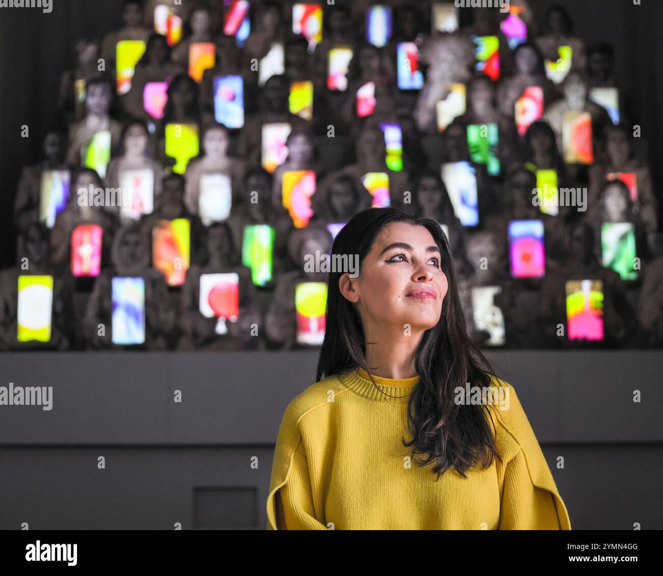 London, Großbritannien. November 2024. Der Künstler mit der Kongregation. Es Devlin: Face to Face: 50 Begegnungen mit Fremden im Somerset House ist eine neue Ausstellung des Künstlers und Bühnenbildners es Devlin. Die Show entfaltet sich auf drei Räume: Zunächst eine Nachbildung des Studios es Devlin im Süden Londons. Der zweite Raum enthält eine Neuauflage ihrer projektionsgemappten Congregation-Installation. Der dritte Raum enthält eine Reihe neuer Arbeiten, darunter projektionskartierte Glasporträts. Auf dem Display vom 23. November 2024 bis 12. Januar 2025. Quelle: Imageplotter/Alamy Live News Stockfoto