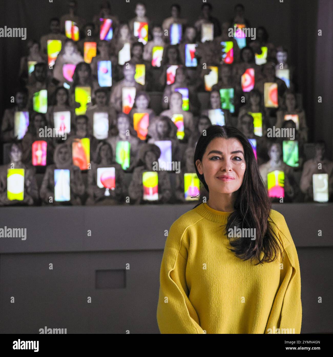 London, Großbritannien. November 2024. Der Künstler mit der Kongregation. Es Devlin: Face to Face: 50 Begegnungen mit Fremden im Somerset House ist eine neue Ausstellung des Künstlers und Bühnenbildners es Devlin. Die Show entfaltet sich auf drei Räume: Zunächst eine Nachbildung des Studios es Devlin im Süden Londons. Der zweite Raum enthält eine Neuauflage ihrer projektionsgemappten Congregation-Installation. Der dritte Raum enthält eine Reihe neuer Arbeiten, darunter projektionskartierte Glasporträts. Auf dem Display vom 23. November 2024 bis 12. Januar 2025. Quelle: Imageplotter/Alamy Live News Stockfoto