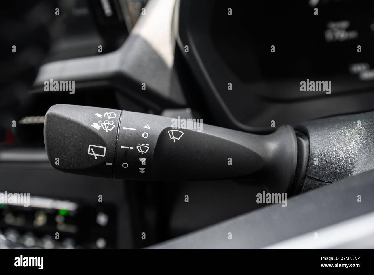 Nahaufnahme der Scheibenwischersteuerung. Stockfoto
