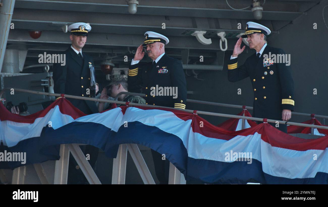 Yokosuka, Japan. November 2024. Befehlshaber, USS George Washington (CVN-73), Captain Timothy Waits(C) und Kommandeur, Carrier Strike Group Five (CSG 5) und Task Force 70, Konteradmiral Gregory Newkirk(R) Salute bei den Flottenaktivitäten Yokosuka, in Kanagawa, Japan, am Freitag, den 22. November, 2024. Foto: Keizo Mori/UPI Credit: UPI/Alamy Live News Stockfoto