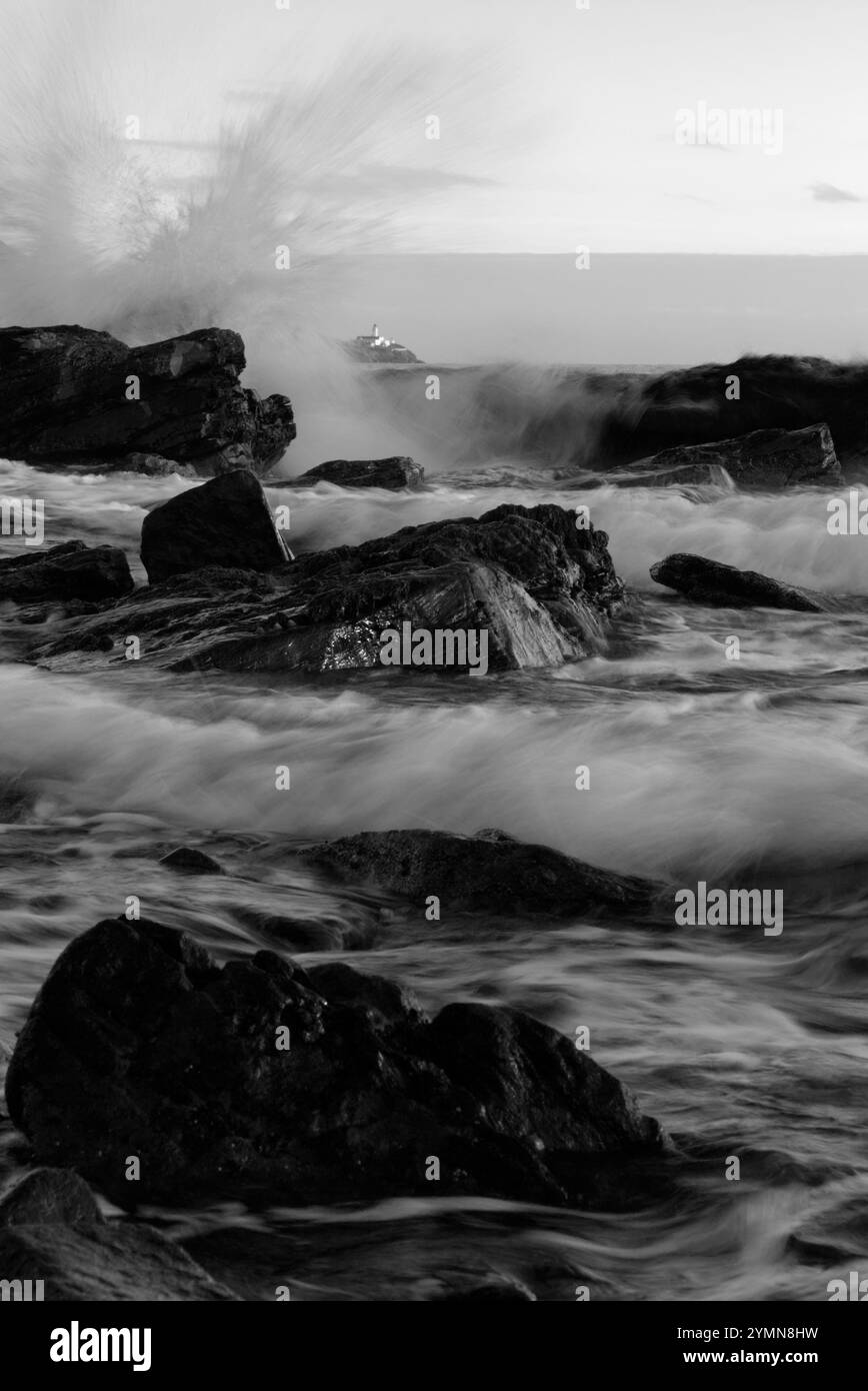 Wellen brechen auf Felsen in da Sletts, Lerwick, Shetland Stockfoto