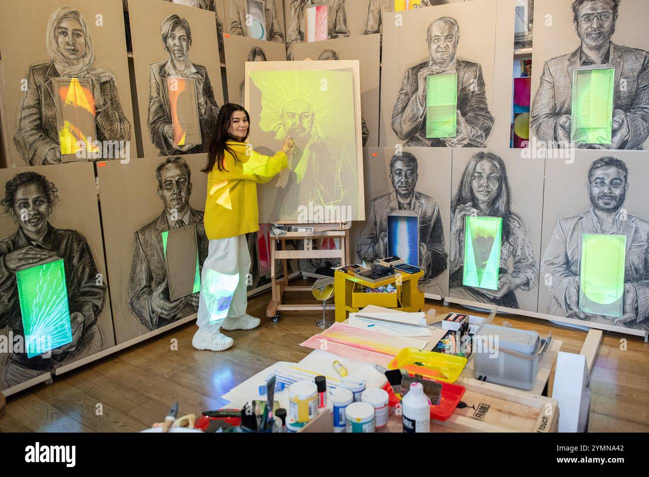 London, England, Großbritannien. November 2024. Die renommierte Künstlerin und Designerin es DEVLIN steht in ihrem neu gestalteten Atelierraum neben ihrer großformatigen Installation in ihrer neuen Ausstellung „Face to Face: 50 Encounters with Strangers“ im Somerset House in London. Die Ausstellung zeigt ihren innovativen Ansatz für immersive Kunst. (Credit Image: © Thomas Krych/ZUMA Press Wire) NUR REDAKTIONELLE VERWENDUNG! Nicht für kommerzielle ZWECKE! Stockfoto