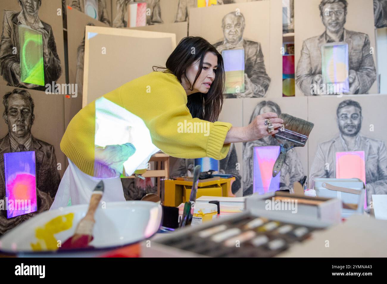 London, England, Großbritannien. November 2024. Die renommierte Künstlerin und Designerin es DEVLIN steht in ihrem neu gestalteten Atelierraum neben ihrer großformatigen Installation in ihrer neuen Ausstellung „Face to Face: 50 Encounters with Strangers“ im Somerset House in London. Die Ausstellung zeigt ihren innovativen Ansatz für immersive Kunst. (Credit Image: © Thomas Krych/ZUMA Press Wire) NUR REDAKTIONELLE VERWENDUNG! Nicht für kommerzielle ZWECKE! Stockfoto