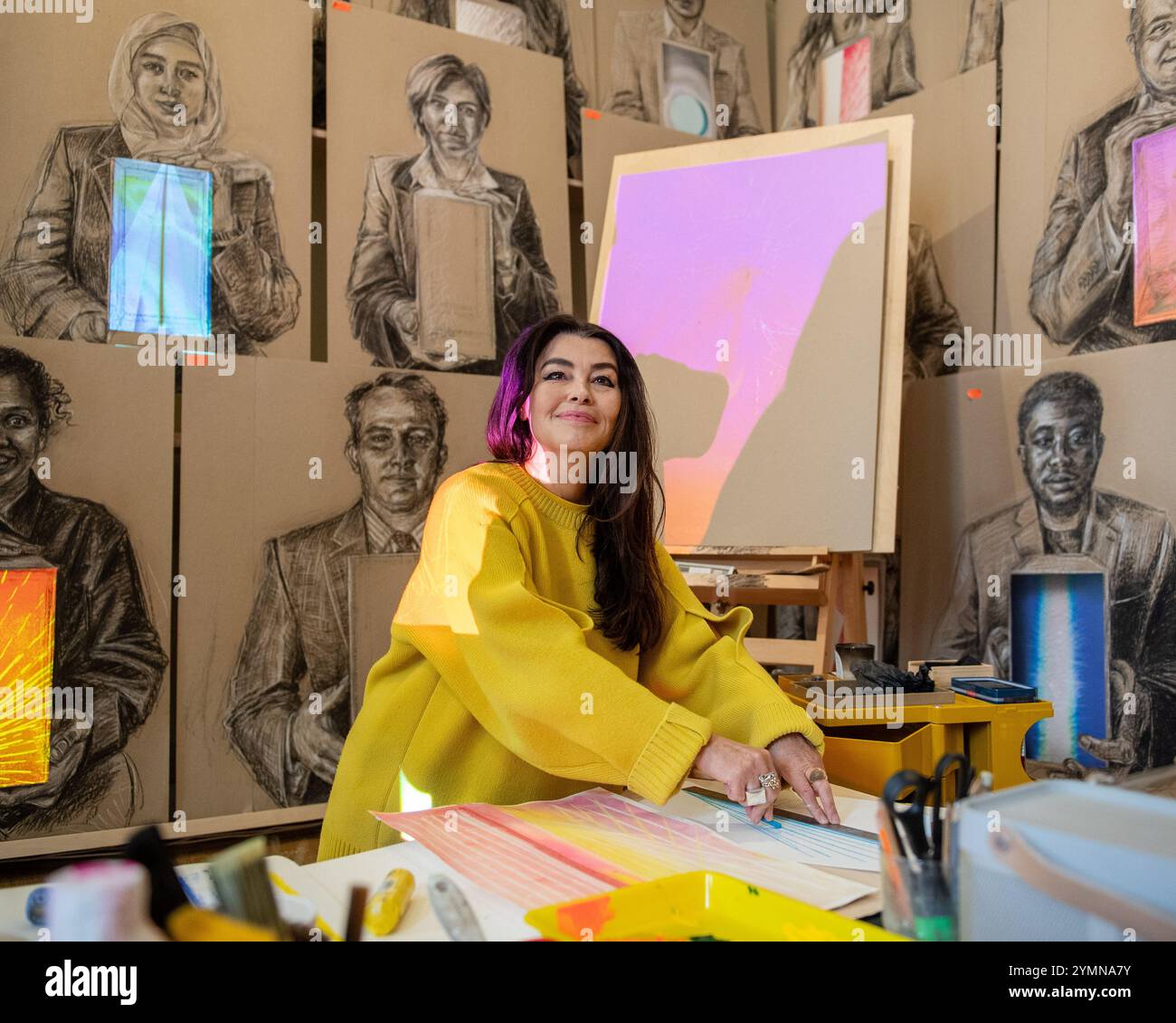 London, England, Großbritannien. November 2024. Die renommierte Künstlerin und Designerin es DEVLIN sitzt in ihrem neu gestalteten Atelierraum neben ihrer großformatigen Installation in ihrer neuen Ausstellung „Face to Face: 50 Encounters with Strangers“ im Somerset House in London. Die Ausstellung zeigt ihren innovativen Ansatz für immersive Kunst. (Credit Image: © Thomas Krych/ZUMA Press Wire) NUR REDAKTIONELLE VERWENDUNG! Nicht für kommerzielle ZWECKE! Stockfoto