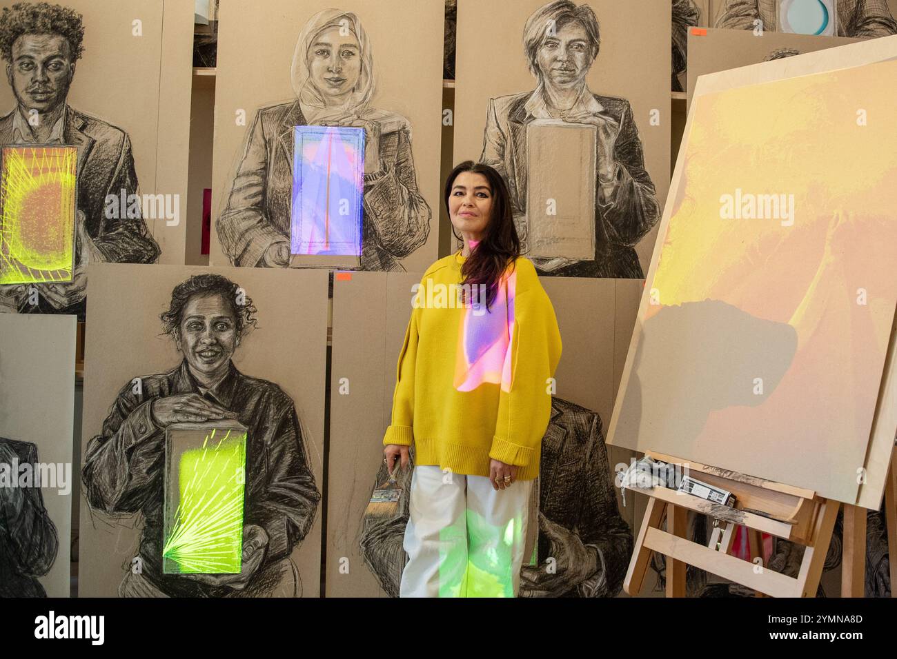 London, England, Großbritannien. November 2024. Die renommierte Künstlerin und Designerin es DEVLIN steht in ihrem neu gestalteten Atelierraum neben ihrer großformatigen Installation in ihrer neuen Ausstellung „Face to Face: 50 Encounters with Strangers“ im Somerset House in London. Die Ausstellung zeigt ihren innovativen Ansatz für immersive Kunst. (Credit Image: © Thomas Krych/ZUMA Press Wire) NUR REDAKTIONELLE VERWENDUNG! Nicht für kommerzielle ZWECKE! Stockfoto